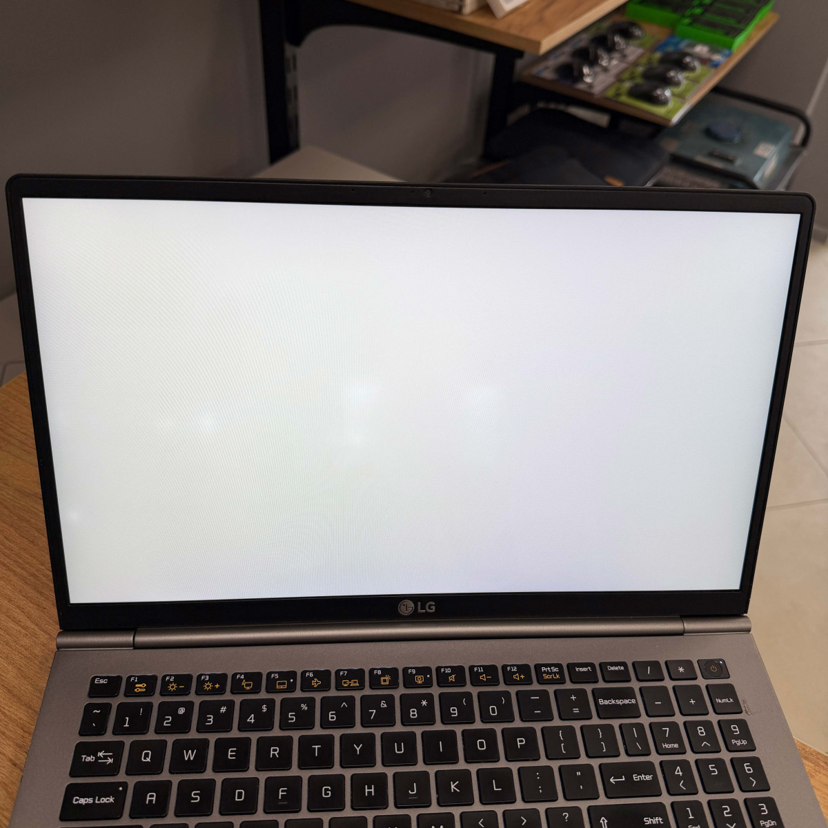 Ультрабук LG gram 15Z980/ 15.6" FullHD, IPS сенсорний/ Intel Core i7 8550U (4 ядра/ 8 потоків)/ Intel UHD 620/ 16 GB/ 256 GB SSD (Б/В)