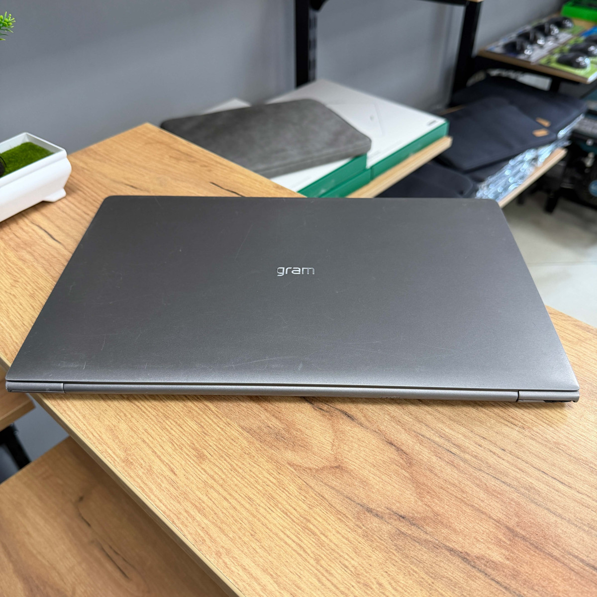 Ультрабук LG gram 15Z980/ 15.6" FullHD, IPS сенсорний/ Intel Core i7 8550U (4 ядра/ 8 потоків)/ Intel UHD 620/ 16 GB/ 256 GB SSD (Б/В)