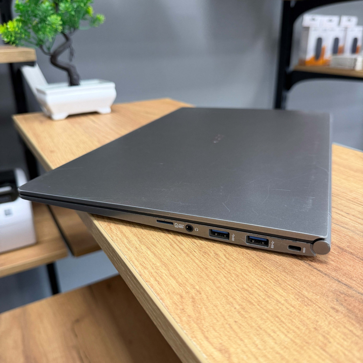 Ультрабук LG gram 15Z980/ 15.6" FullHD, IPS сенсорний/ Intel Core i7 8550U (4 ядра/ 8 потоків)/ Intel UHD 620/ 16 GB/ 256 GB SSD (Б/В)