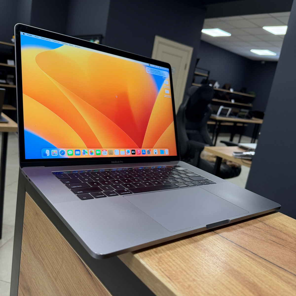 Ноутбук Apple MacBook Pro 15" (A1707, 2017) Touch Bar/ 15.4” (2880×1800) Retina, IPS/ Intel Core i7 7700HQ (2.80 - 3.8 ГГц)/ AMD Radeon Pro 560 (на 4 GB)/ 16 GB/ 512  GB SSD (Б\В)