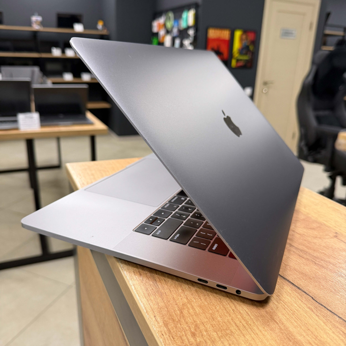 Ноутбук Apple MacBook Pro 15" (A1707, 2017) Touch Bar/ 15.4” (2880×1800) Retina, IPS/ Intel Core i7 7700HQ (2.80 - 3.8 ГГц)/ AMD Radeon Pro 560 (на 4 GB)/ 16 GB/ 512  GB SSD (Б\В)