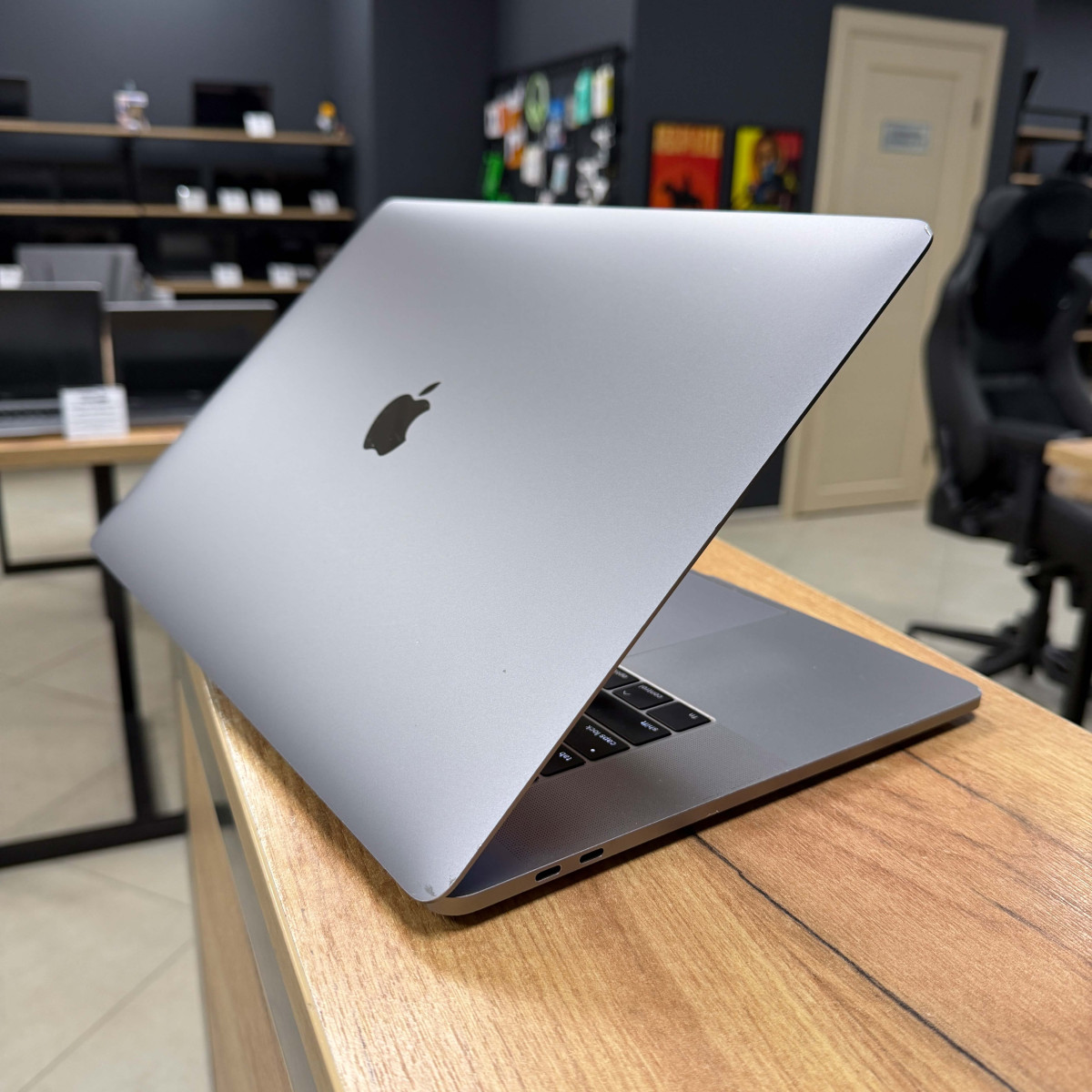 Ноутбук Apple MacBook Pro 15" (A1707, 2017) Touch Bar/ 15.4” (2880×1800) Retina, IPS/ Intel Core i7 7700HQ (2.80 - 3.8 ГГц)/ AMD Radeon Pro 560 (на 4 GB)/ 16 GB/ 512  GB SSD (Б\В)