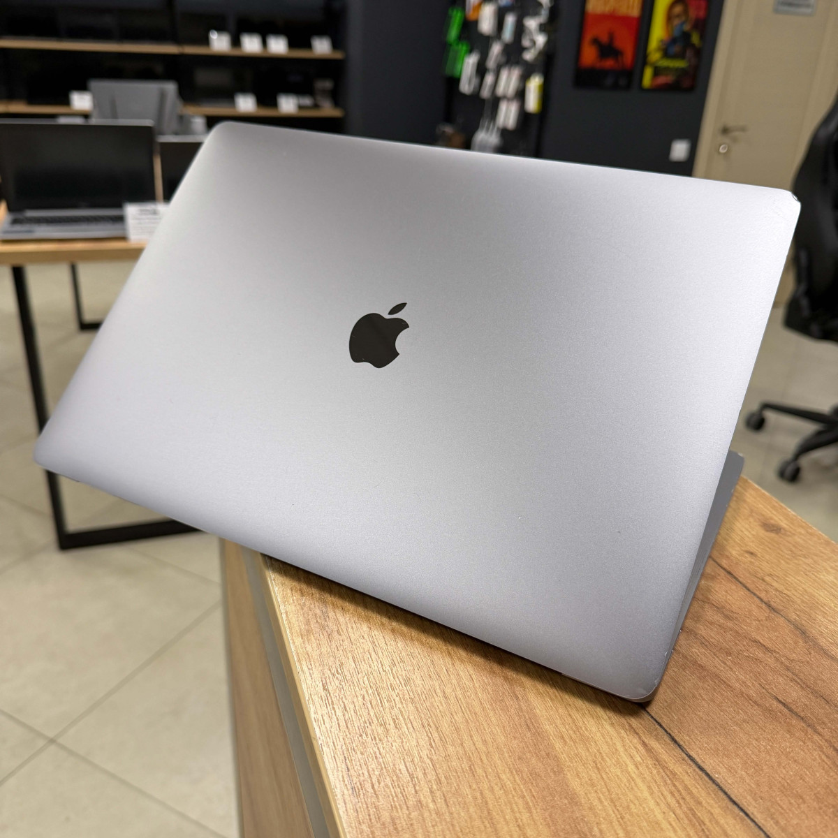 Ноутбук Apple MacBook Pro 15" (A1707, 2017) Touch Bar/ 15.4” (2880×1800) Retina, IPS/ Intel Core i7 7700HQ (2.80 - 3.8 ГГц)/ AMD Radeon Pro 560 (на 4 GB)/ 16 GB/ 512  GB SSD (Б\В)