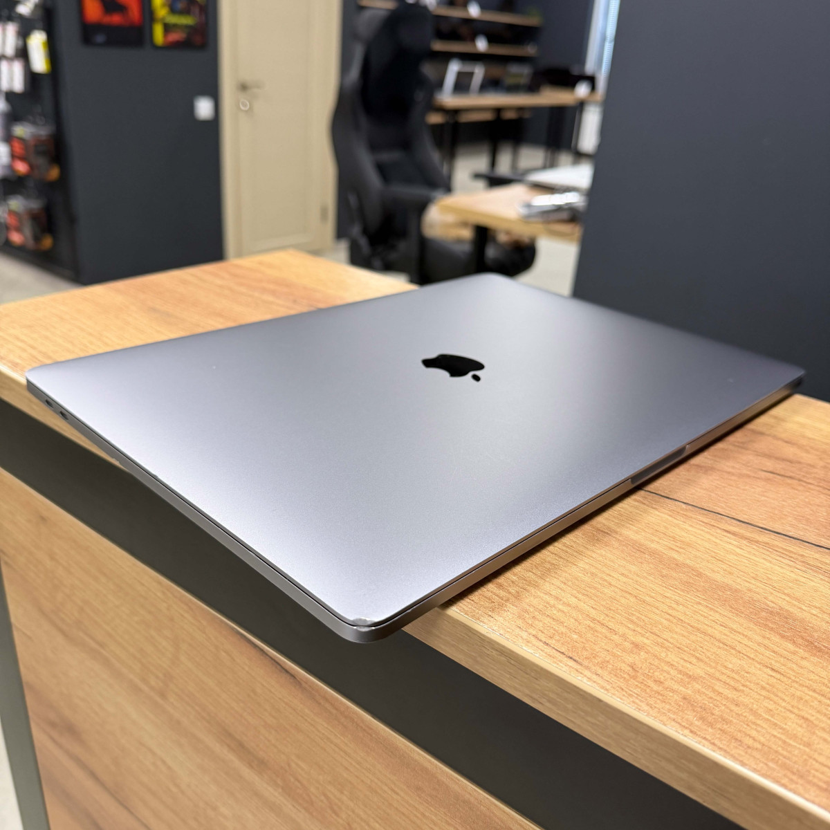 Ноутбук Apple MacBook Pro 15" (A1707, 2017) Touch Bar/ 15.4” (2880×1800) Retina, IPS/ Intel Core i7 7700HQ (2.80 - 3.8 ГГц)/ AMD Radeon Pro 560 (на 4 GB)/ 16 GB/ 512  GB SSD (Б\В)