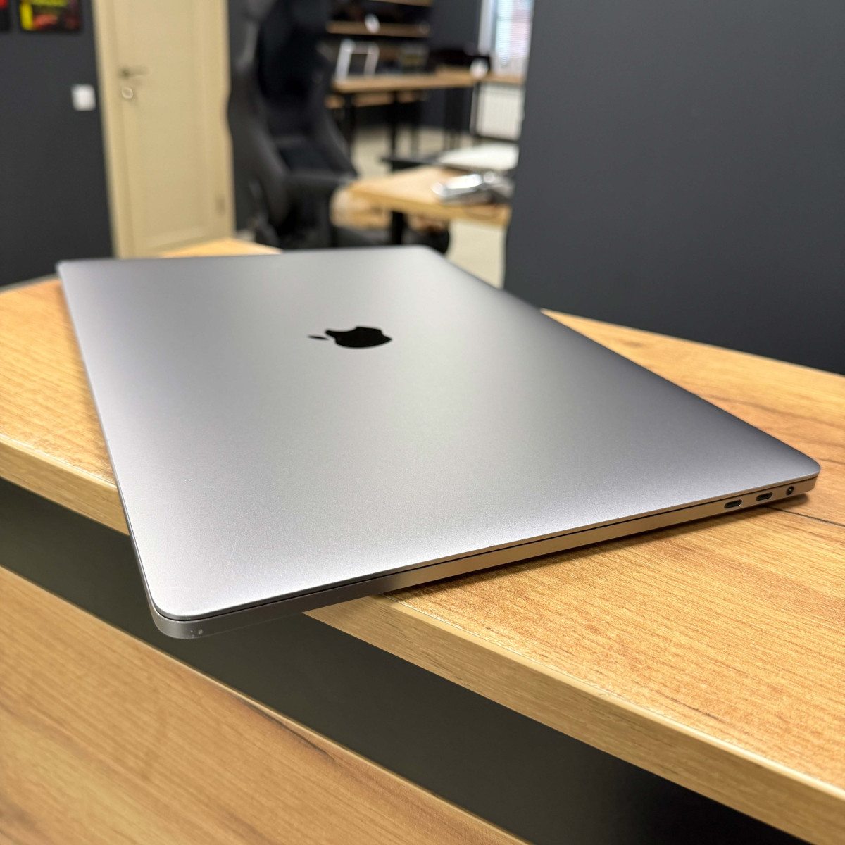 Ноутбук Apple MacBook Pro 15" (A1707, 2017) Touch Bar/ 15.4” (2880×1800) Retina, IPS/ Intel Core i7 7700HQ (2.80 - 3.8 ГГц)/ AMD Radeon Pro 560 (на 4 GB)/ 16 GB/ 512  GB SSD (Б\В)