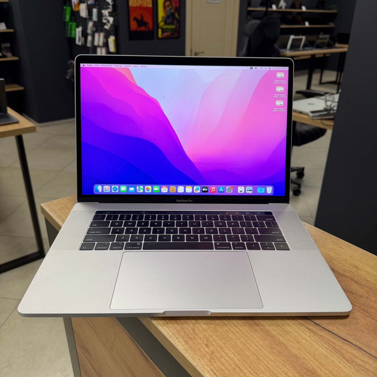 Ноутбук Apple MacBook Pro 15" (A1707, 2017) Touch Bar/ 15.4” (2880×1800) Retina, IPS/ Intel Core i7 7700HQ (2.80 - 3.8 ГГц)/ AMD Radeon Pro 555 (на 2 GB)/ 16 GB/ 256 GB SSD (Б\В)