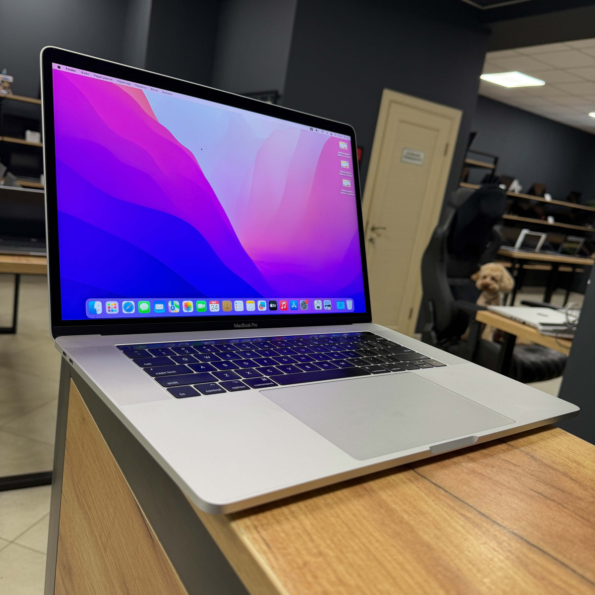 Ноутбук Apple MacBook Pro 15" (A1707, 2017) Touch Bar/ 15.4” (2880×1800) Retina, IPS/ Intel Core i7 7700HQ (2.80 - 3.8 ГГц)/ AMD Radeon Pro 555 (на 2 GB)/ 16 GB/ 256 GB SSD (Б\В)