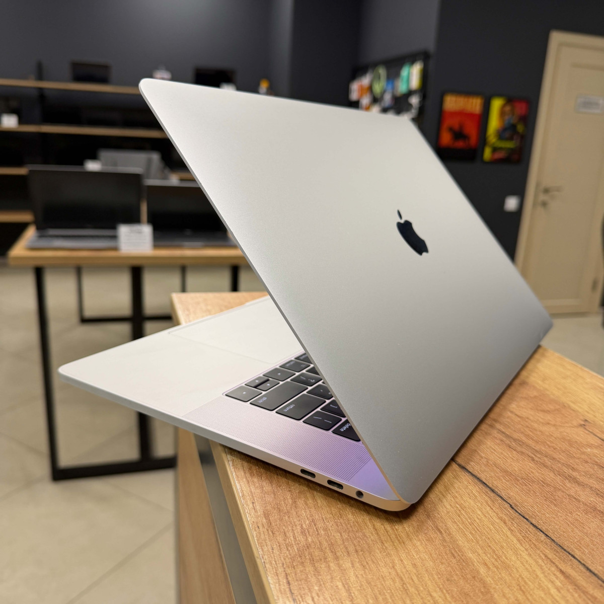 Ноутбук Apple MacBook Pro 15" (A1707, 2017) Touch Bar/ 15.4” (2880×1800) Retina, IPS/ Intel Core i7 7700HQ (2.80 - 3.8 ГГц)/ AMD Radeon Pro 555 (на 2 GB)/ 16 GB/ 256 GB SSD (Б\В)