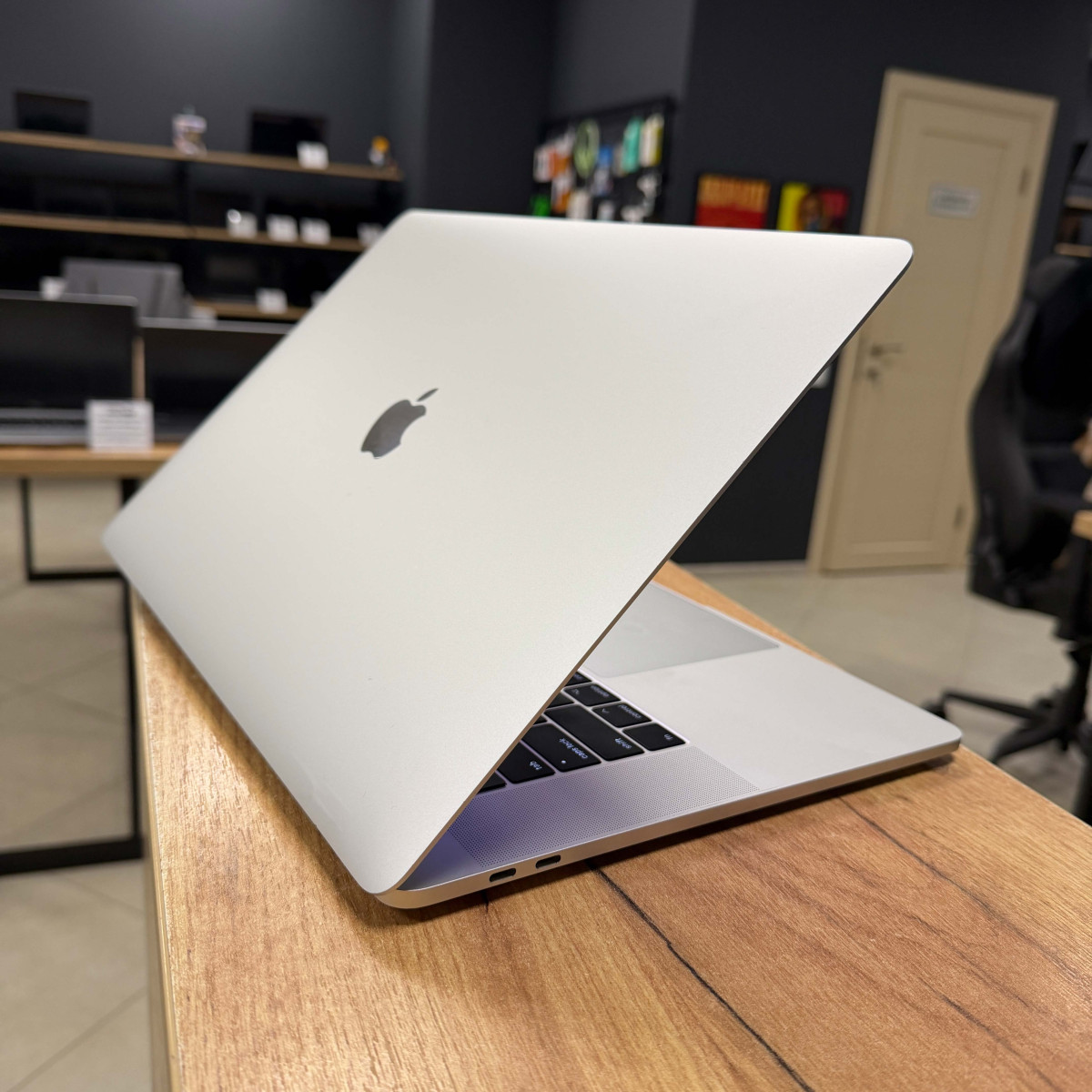 Ноутбук Apple MacBook Pro 15" (A1707, 2017) Touch Bar/ 15.4” (2880×1800) Retina, IPS/ Intel Core i7 7700HQ (2.80 - 3.8 ГГц)/ AMD Radeon Pro 555 (на 2 GB)/ 16 GB/ 256 GB SSD (Б\В)