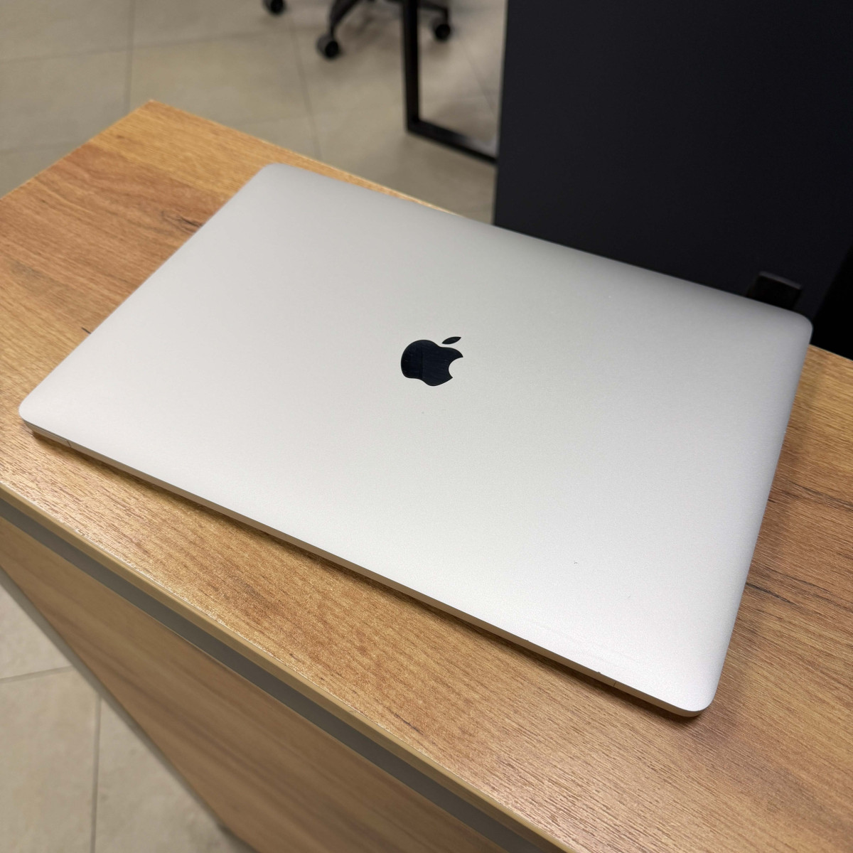 Ноутбук Apple MacBook Pro 15" (A1707, 2017) Touch Bar/ 15.4” (2880×1800) Retina, IPS/ Intel Core i7 7700HQ (2.80 - 3.8 ГГц)/ AMD Radeon Pro 555 (на 2 GB)/ 16 GB/ 256 GB SSD (Б\В)