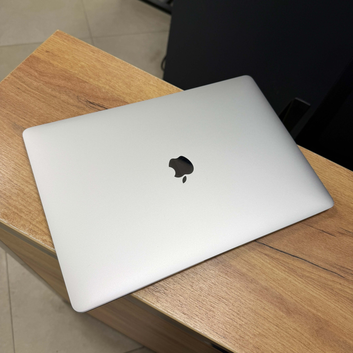 Ноутбук Apple MacBook Pro 15" (A1707, 2017) Touch Bar/ 15.4” (2880×1800) Retina, IPS/ Intel Core i7 7700HQ (2.80 - 3.8 ГГц)/ AMD Radeon Pro 555 (на 2 GB)/ 16 GB/ 256 GB SSD (Б\В)