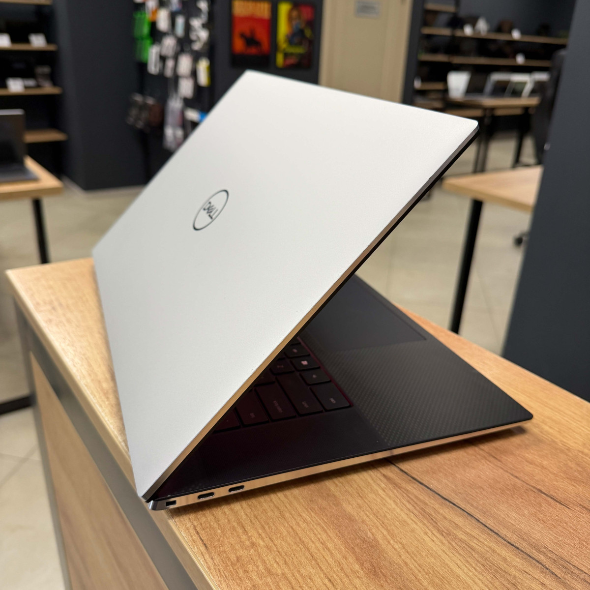 Ігровий ноутбук Dell XPS 17 9700/ 17.0" FullHD, IPS 16:10/ Intel Core i7 10875H (8 ядер/ 16 потоків)/ NVIDIA GeForce RTX 2060 (на 6 GB) with Max-Q/ 16 GB/ 512 GB NVME (Б\В)