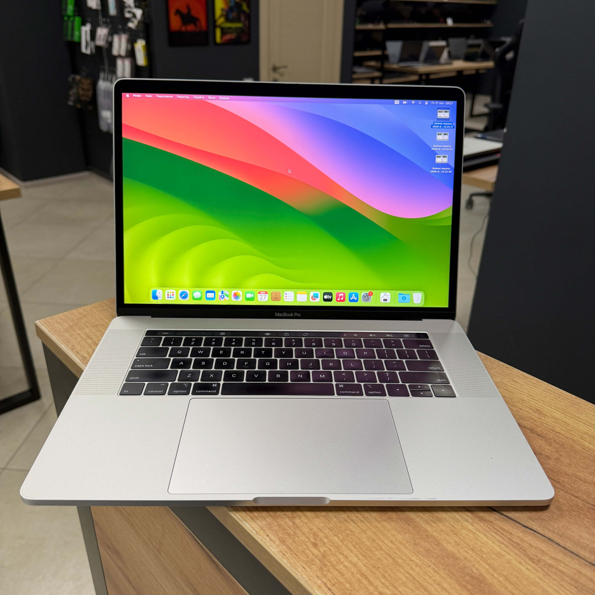 Ноутбук Apple  A1990 MacBook Pro, Touch Bar (2018)/ 15.4” (2880×1800) Retina, IPS/ Intel Core i7 8750H (6 ядер/ 12 потоків)/ AMD Radeon Pro 555X (на 4 GB)/ 16 GB/ 256 GB SSD (Б\В)