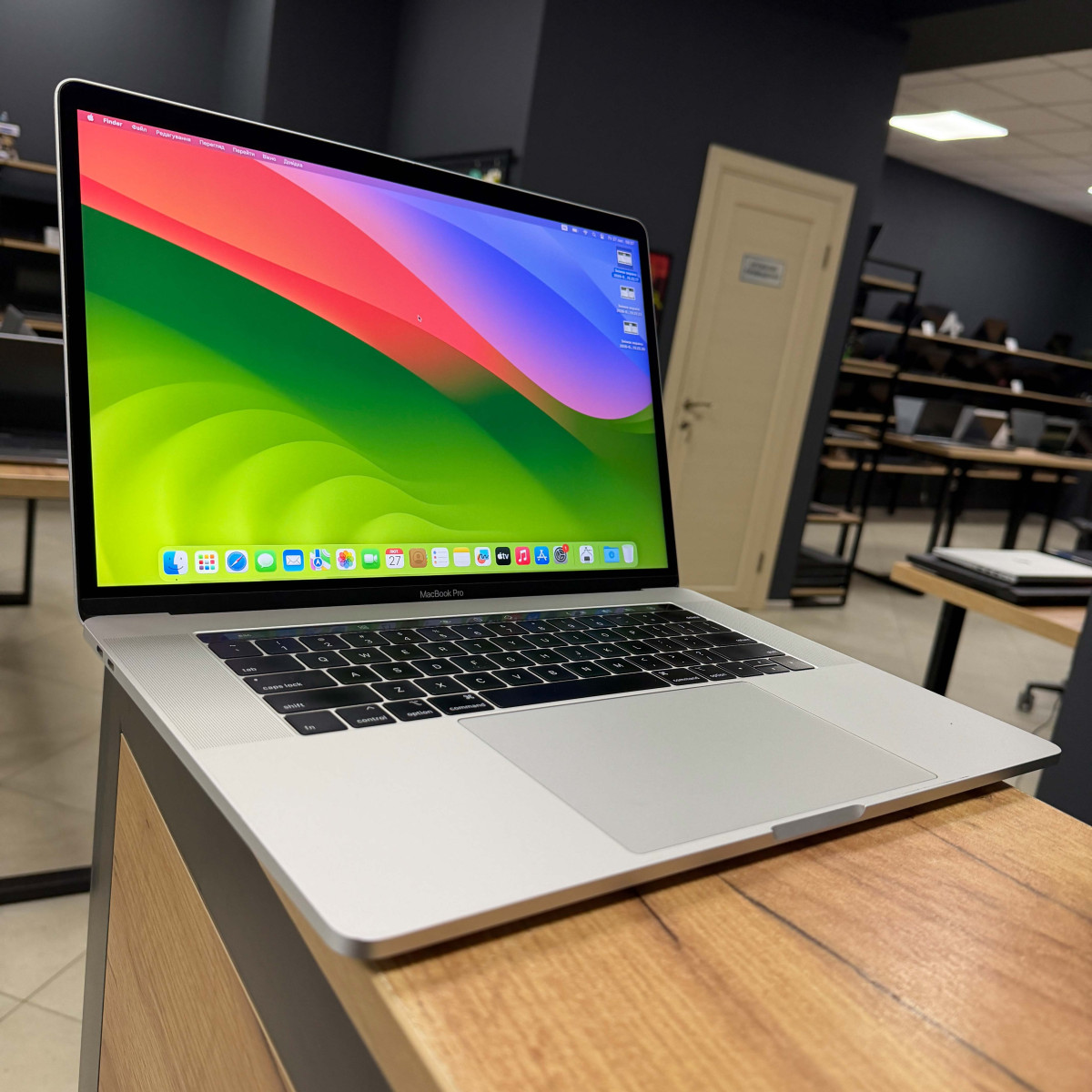 Ноутбук Apple  A1990 MacBook Pro, Touch Bar (2018)/ 15.4” (2880×1800) Retina, IPS/ Intel Core i7 8750H (6 ядер/ 12 потоків)/ AMD Radeon Pro 555X (на 4 GB)/ 16 GB/ 256 GB SSD (Б\В)