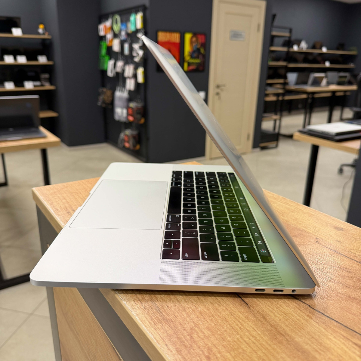 Ноутбук Apple  A1990 MacBook Pro, Touch Bar (2018)/ 15.4” (2880×1800) Retina, IPS/ Intel Core i7 8750H (6 ядер/ 12 потоків)/ AMD Radeon Pro 555X (на 4 GB)/ 16 GB/ 256 GB SSD (Б\В)