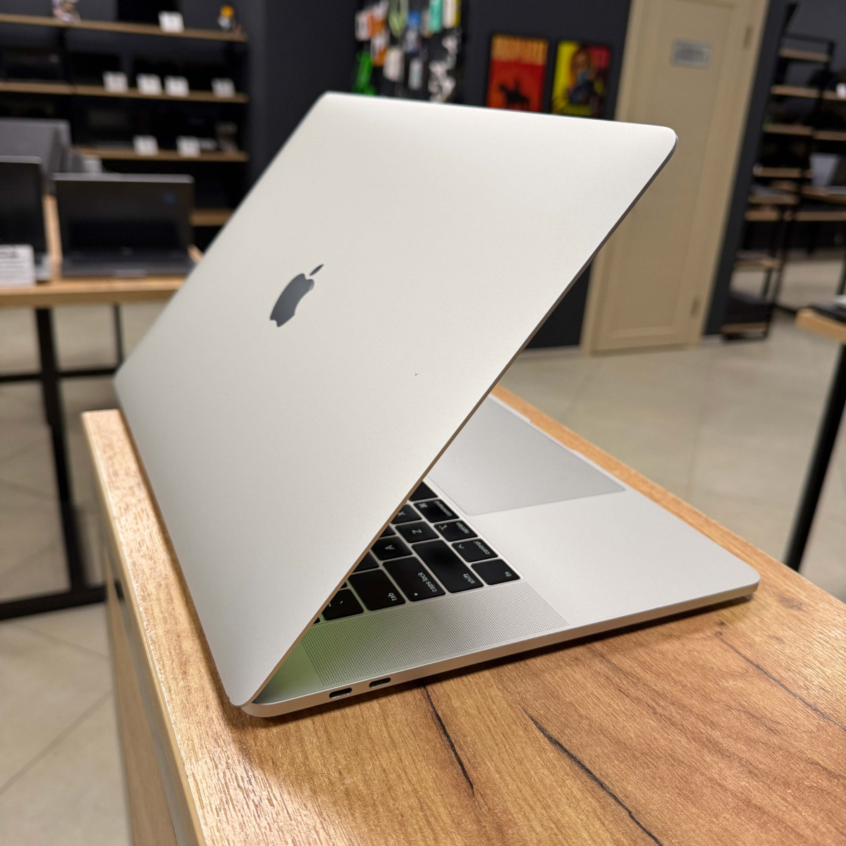 Ноутбук Apple  A1990 MacBook Pro, Touch Bar (2018)/ 15.4” (2880×1800) Retina, IPS/ Intel Core i7 8750H (6 ядер/ 12 потоків)/ AMD Radeon Pro 555X (на 4 GB)/ 16 GB/ 256 GB SSD (Б\В)