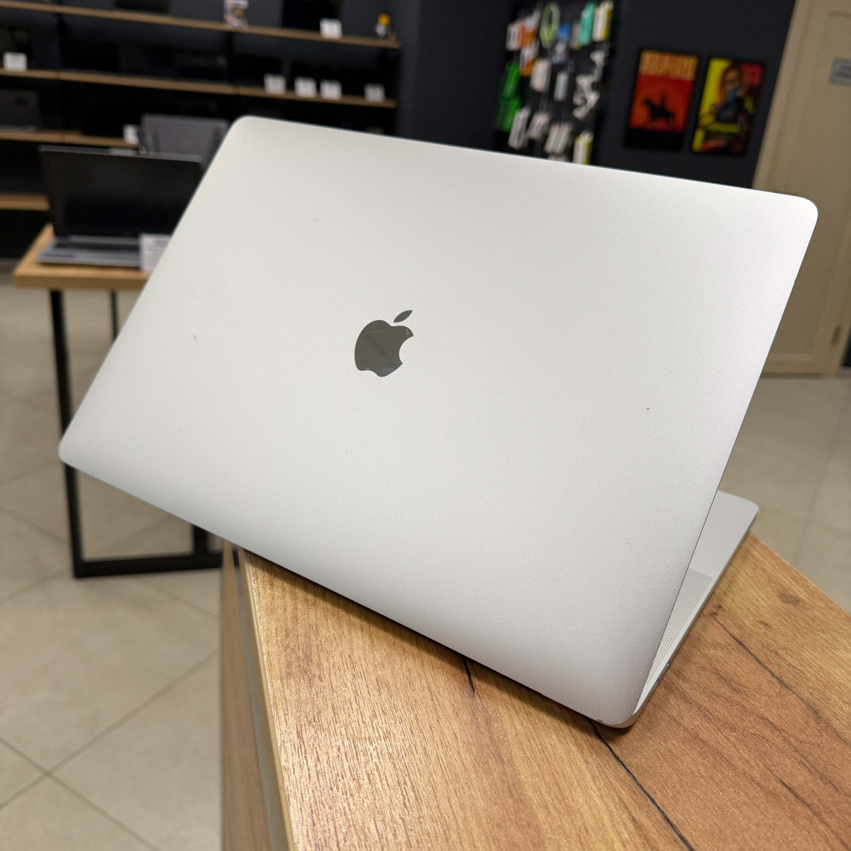 Ноутбук Apple  A1990 MacBook Pro, Touch Bar (2018)/ 15.4” (2880×1800) Retina, IPS/ Intel Core i7 8750H (6 ядер/ 12 потоків)/ AMD Radeon Pro 555X (на 4 GB)/ 16 GB/ 256 GB SSD (Б\В)