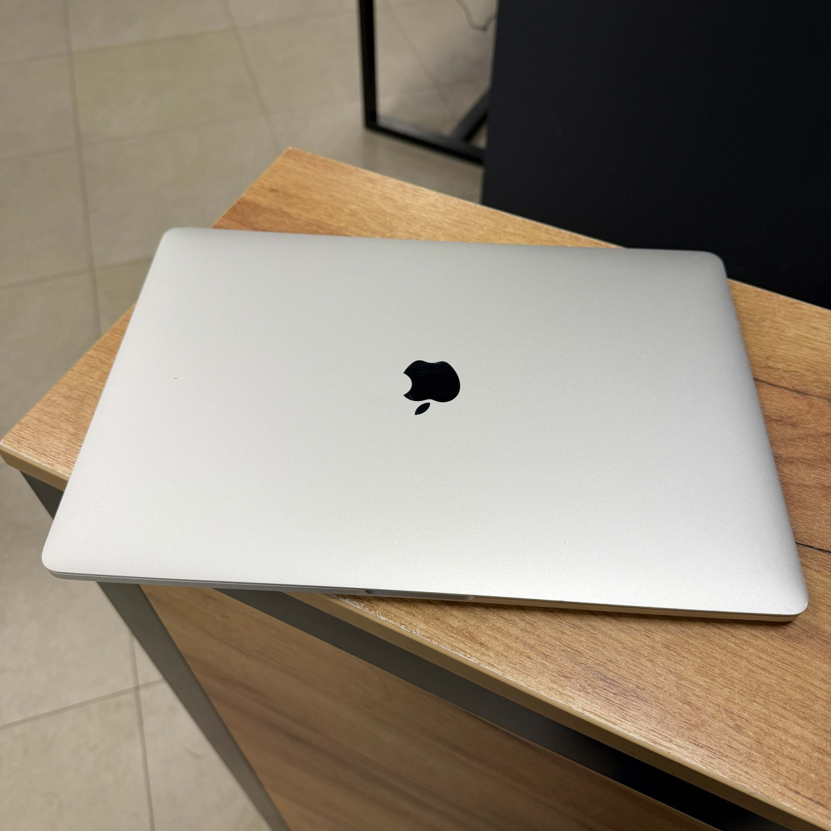 Ноутбук Apple  A1990 MacBook Pro, Touch Bar (2018)/ 15.4” (2880×1800) Retina, IPS/ Intel Core i7 8750H (6 ядер/ 12 потоків)/ AMD Radeon Pro 555X (на 4 GB)/ 16 GB/ 256 GB SSD (Б\В)