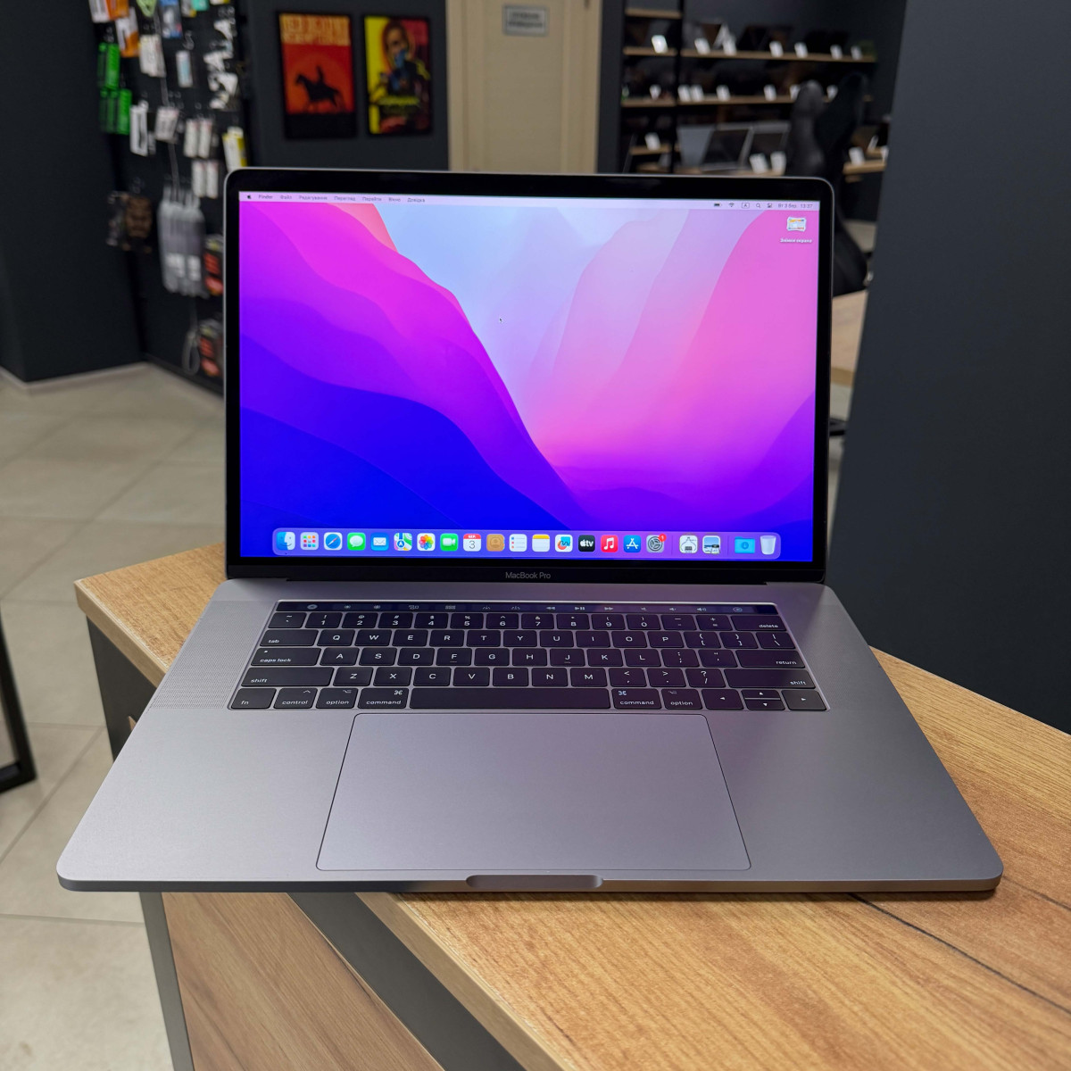 Ноутбук Apple MacBook Pro 15" (A1707, 2017) Touch Bar/ 15.4” (2880×1800) Retina, IPS/ Intel Core i7 7700HQ (2.80 - 3.8 ГГц)/ AMD Radeon Pro 560 (на 4 GB)/ 16 GB/ 512  GB SSD (Б\В)