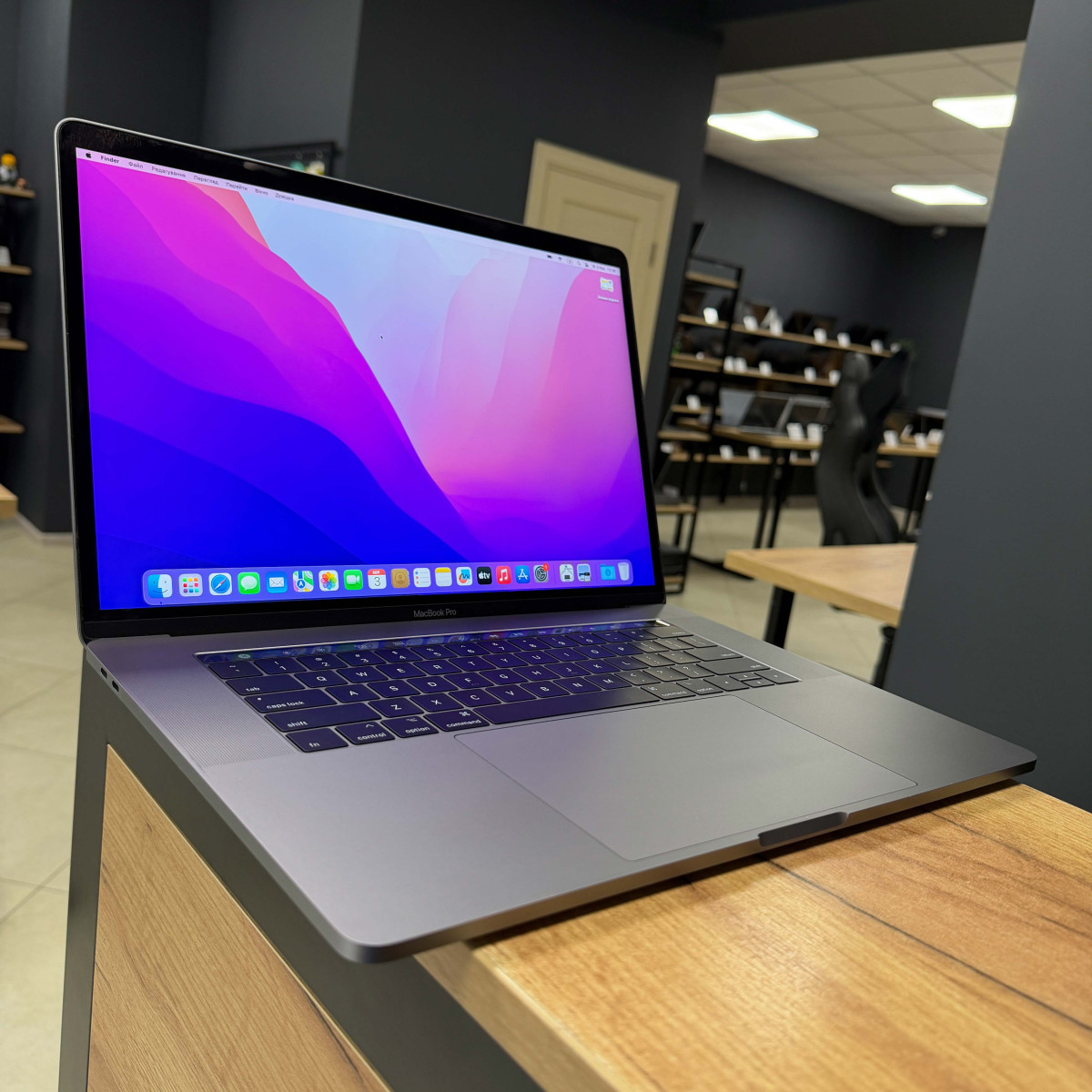 Ноутбук Apple MacBook Pro 15" (A1707, 2017) Touch Bar/ 15.4” (2880×1800) Retina, IPS/ Intel Core i7 7700HQ (2.80 - 3.8 ГГц)/ AMD Radeon Pro 560 (на 4 GB)/ 16 GB/ 512  GB SSD (Б\В)