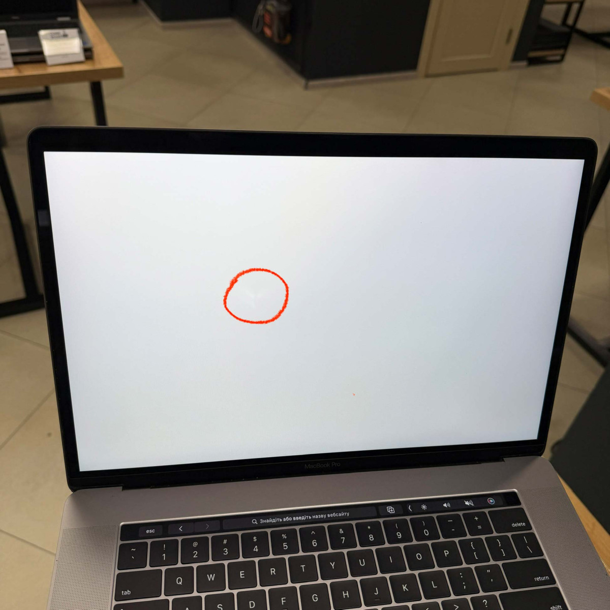 Ноутбук Apple MacBook Pro 15" (A1707, 2017) Touch Bar/ 15.4” (2880×1800) Retina, IPS/ Intel Core i7 7700HQ (2.80 - 3.8 ГГц)/ AMD Radeon Pro 560 (на 4 GB)/ 16 GB/ 512  GB SSD (Б\В)