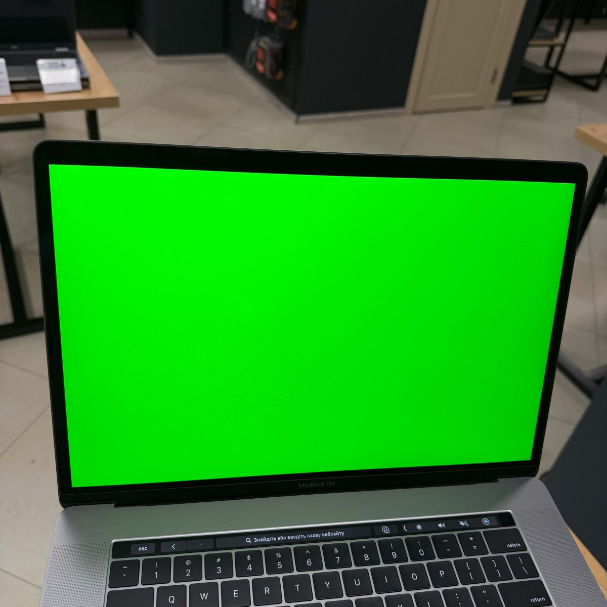 Ноутбук Apple MacBook Pro 15" (A1707, 2017) Touch Bar/ 15.4” (2880×1800) Retina, IPS/ Intel Core i7 7700HQ (2.80 - 3.8 ГГц)/ AMD Radeon Pro 560 (на 4 GB)/ 16 GB/ 512  GB SSD (Б\В)