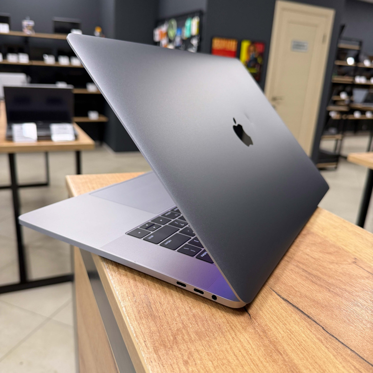 Ноутбук Apple MacBook Pro 15" (A1707, 2017) Touch Bar/ 15.4” (2880×1800) Retina, IPS/ Intel Core i7 7700HQ (2.80 - 3.8 ГГц)/ AMD Radeon Pro 560 (на 4 GB)/ 16 GB/ 512  GB SSD (Б\В)