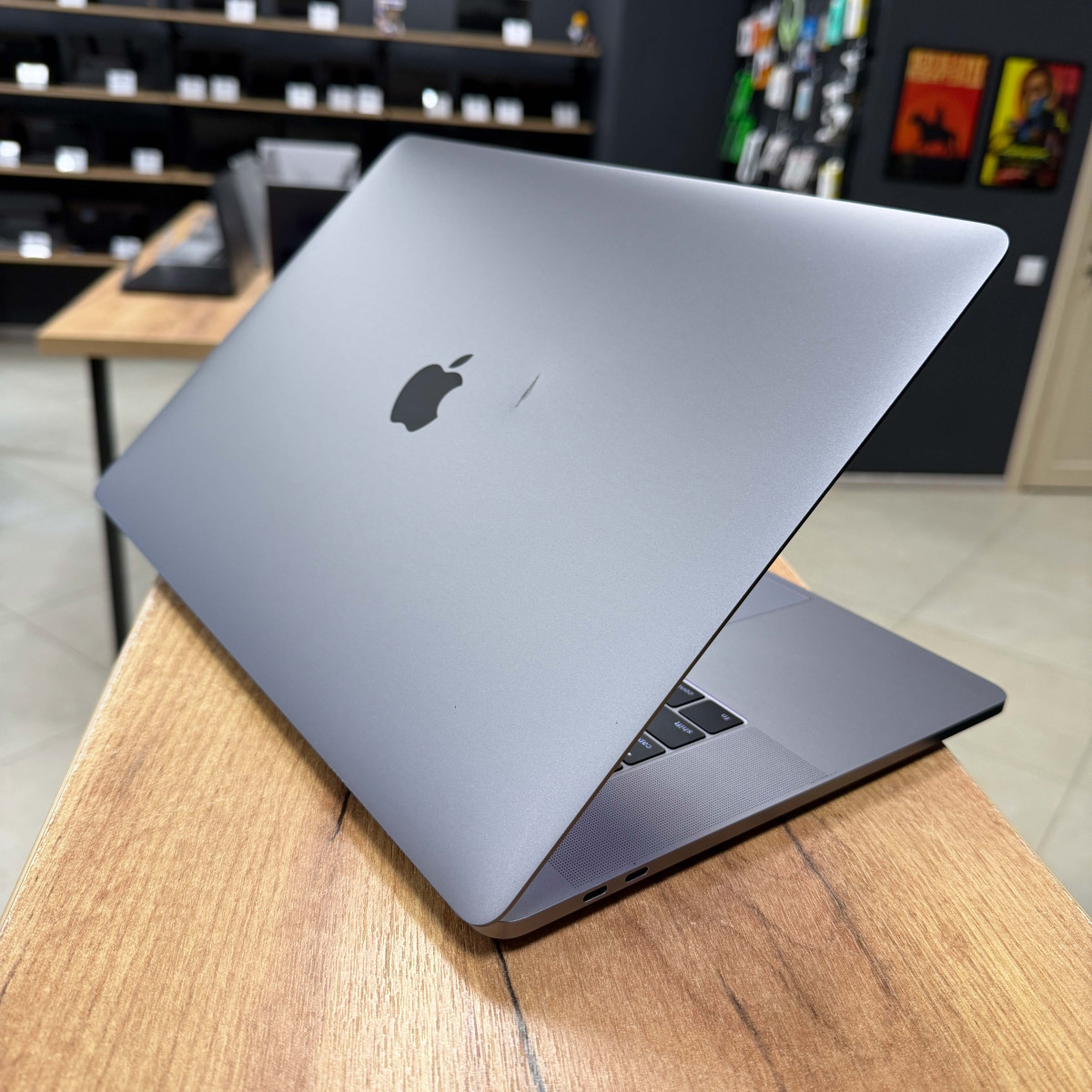 Ноутбук Apple MacBook Pro 15" (A1707, 2017) Touch Bar/ 15.4” (2880×1800) Retina, IPS/ Intel Core i7 7700HQ (2.80 - 3.8 ГГц)/ AMD Radeon Pro 560 (на 4 GB)/ 16 GB/ 512  GB SSD (Б\В)