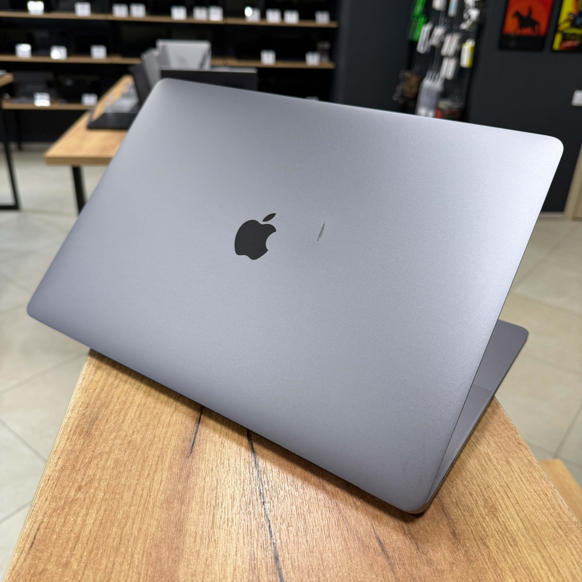 Ноутбук Apple MacBook Pro 15" (A1707, 2017) Touch Bar/ 15.4” (2880×1800) Retina, IPS/ Intel Core i7 7700HQ (2.80 - 3.8 ГГц)/ AMD Radeon Pro 560 (на 4 GB)/ 16 GB/ 512  GB SSD (Б\В)