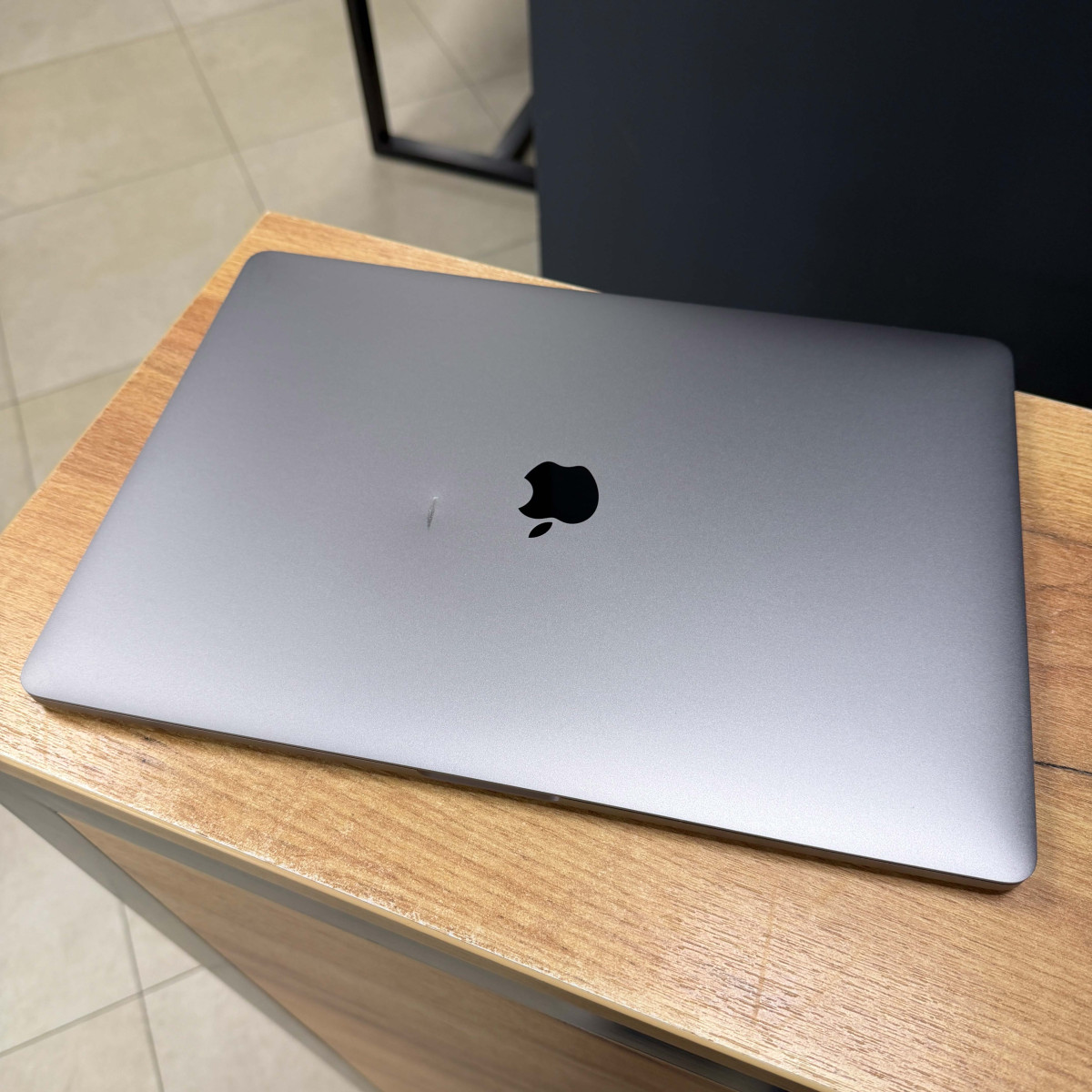 Ноутбук Apple MacBook Pro 15" (A1707, 2017) Touch Bar/ 15.4” (2880×1800) Retina, IPS/ Intel Core i7 7700HQ (2.80 - 3.8 ГГц)/ AMD Radeon Pro 560 (на 4 GB)/ 16 GB/ 512  GB SSD (Б\В)