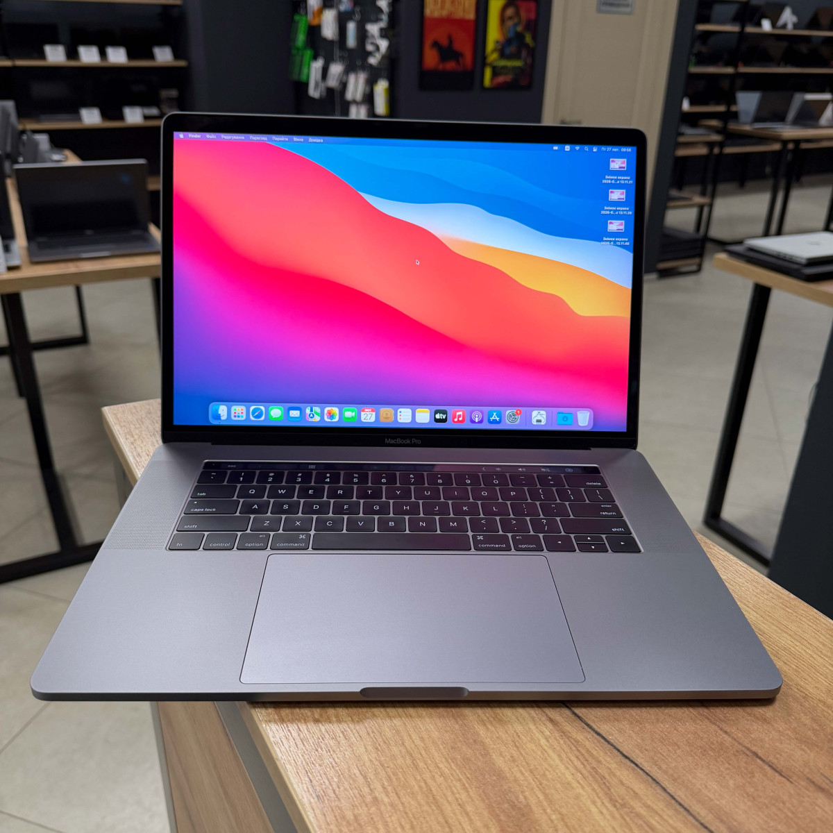 УЦІНКА! Ноутбук Apple MacBook Pro, Touch Bar (A1707, 2016)/ 15.4” (2880×1800) Retina, IPS/ Intel Core i7 6700HQ (2.60 - 3.5 ГГц)/ AMD Radeon Pro 450 (на 2 GB)/ 16 GB/ 256 GB SSD (Б\В)