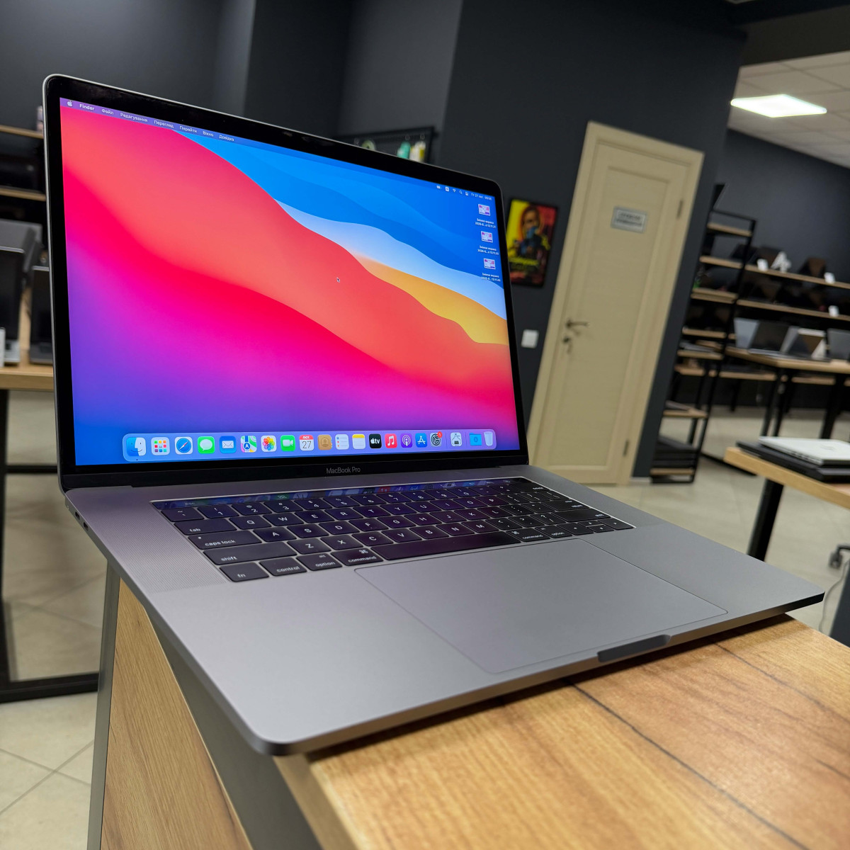 УЦІНКА! Ноутбук Apple MacBook Pro, Touch Bar (A1707, 2016)/ 15.4” (2880×1800) Retina, IPS/ Intel Core i7 6700HQ (2.60 - 3.5 ГГц)/ AMD Radeon Pro 450 (на 2 GB)/ 16 GB/ 256 GB SSD (Б\В)