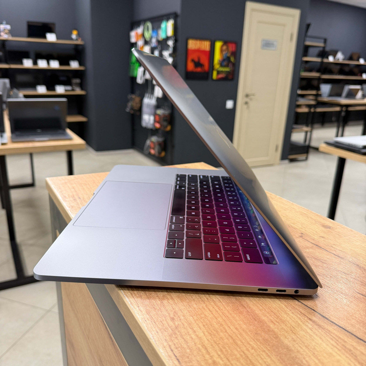УЦІНКА! Ноутбук Apple MacBook Pro, Touch Bar (A1707, 2016)/ 15.4” (2880×1800) Retina, IPS/ Intel Core i7 6700HQ (2.60 - 3.5 ГГц)/ AMD Radeon Pro 450 (на 2 GB)/ 16 GB/ 256 GB SSD (Б\В)