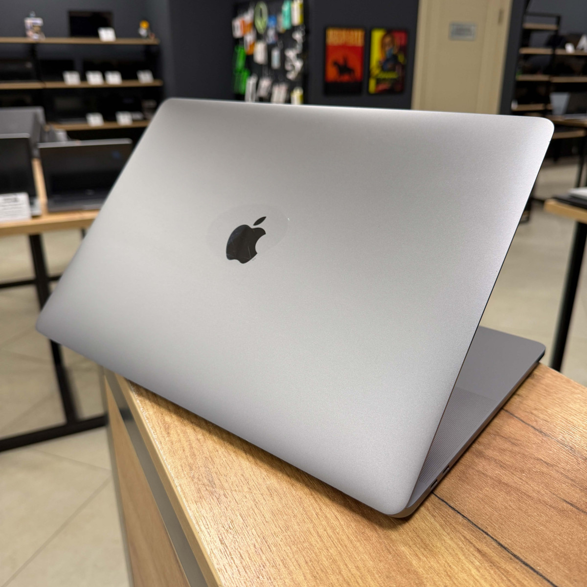 УЦІНКА! Ноутбук Apple MacBook Pro, Touch Bar (A1707, 2016)/ 15.4” (2880×1800) Retina, IPS/ Intel Core i7 6700HQ (2.60 - 3.5 ГГц)/ AMD Radeon Pro 450 (на 2 GB)/ 16 GB/ 256 GB SSD (Б\В)