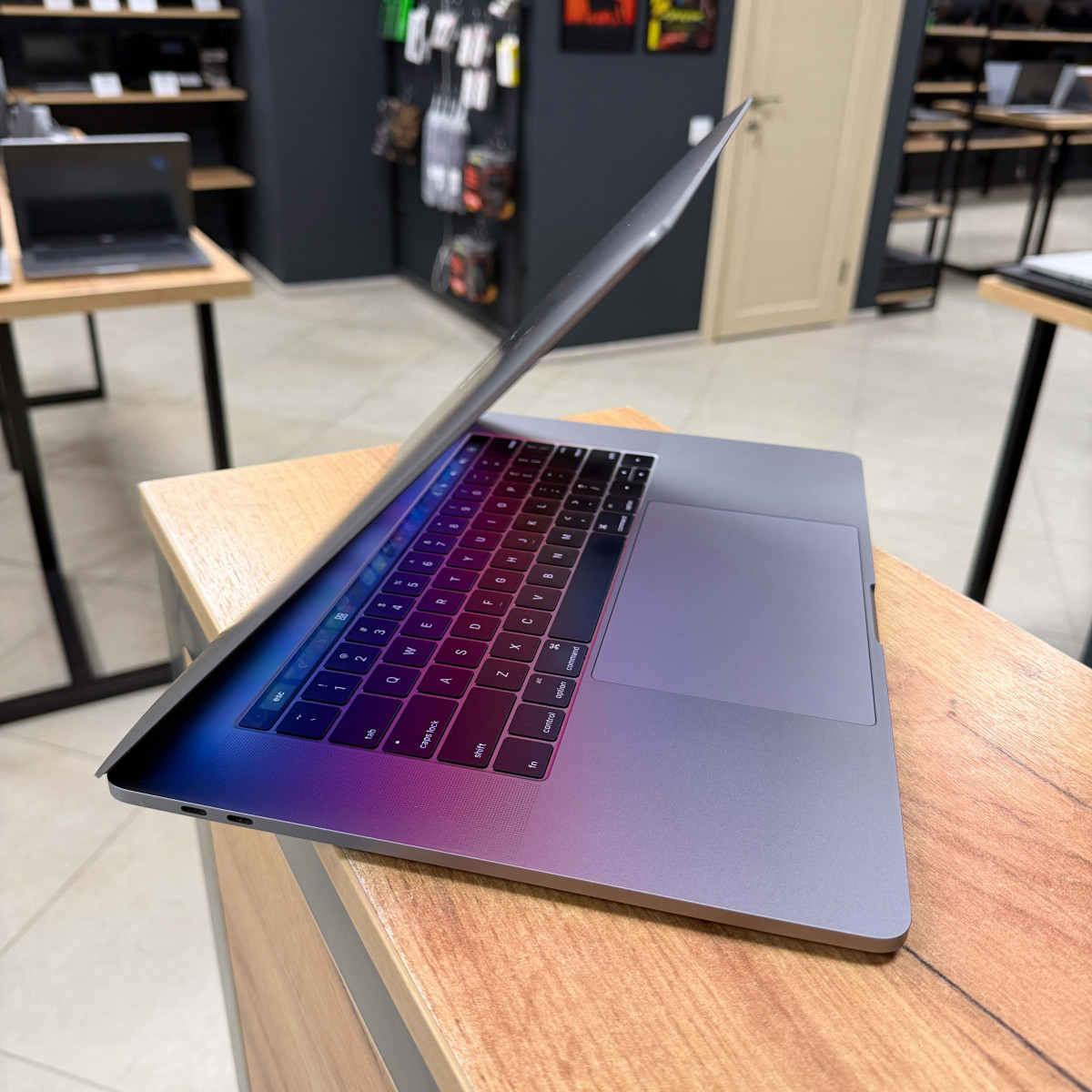 УЦІНКА! Ноутбук Apple MacBook Pro, Touch Bar (A1707, 2016)/ 15.4” (2880×1800) Retina, IPS/ Intel Core i7 6700HQ (2.60 - 3.5 ГГц)/ AMD Radeon Pro 450 (на 2 GB)/ 16 GB/ 256 GB SSD (Б\В)