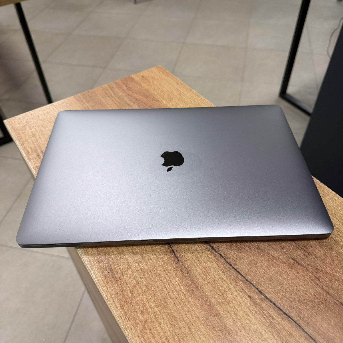 УЦІНКА! Ноутбук Apple MacBook Pro, Touch Bar (A1707, 2016)/ 15.4” (2880×1800) Retina, IPS/ Intel Core i7 6700HQ (2.60 - 3.5 ГГц)/ AMD Radeon Pro 450 (на 2 GB)/ 16 GB/ 256 GB SSD (Б\В)