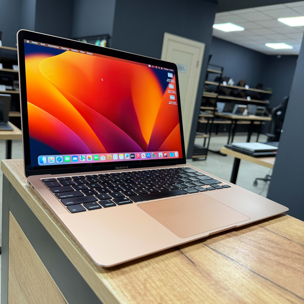 Ноутбук Apple A2179 MacBook Air (2020)/ 13.3" (2560x1600) Retina, IPS/ Intel Core i5 1030NG7 (4 ядра/ 8 поткоків)/ Intel Iris Plus/ 16 GB/ 256 GB SSD (Б\В)