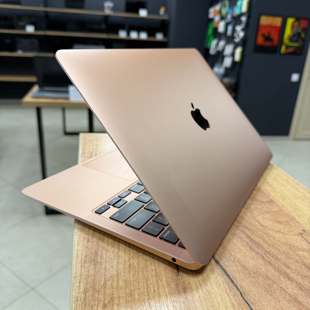 Ноутбук Apple A2179 MacBook Air (2020)/ 13.3" (2560x1600) Retina, IPS/ Intel Core i5 1030NG7 (4 ядра/ 8 поткоків)/ Intel Iris Plus/ 16 GB/ 256 GB SSD (Б\В)
