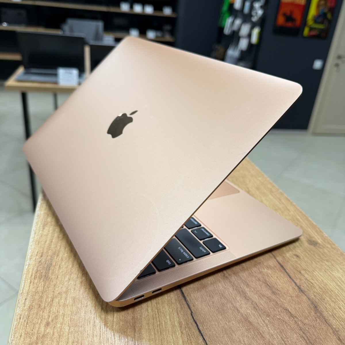 Ноутбук Apple A2179 MacBook Air (2020)/ 13.3" (2560x1600) Retina, IPS/ Intel Core i5 1030NG7 (4 ядра/ 8 поткоків)/ Intel Iris Plus/ 16 GB/ 256 GB SSD (Б\В)
