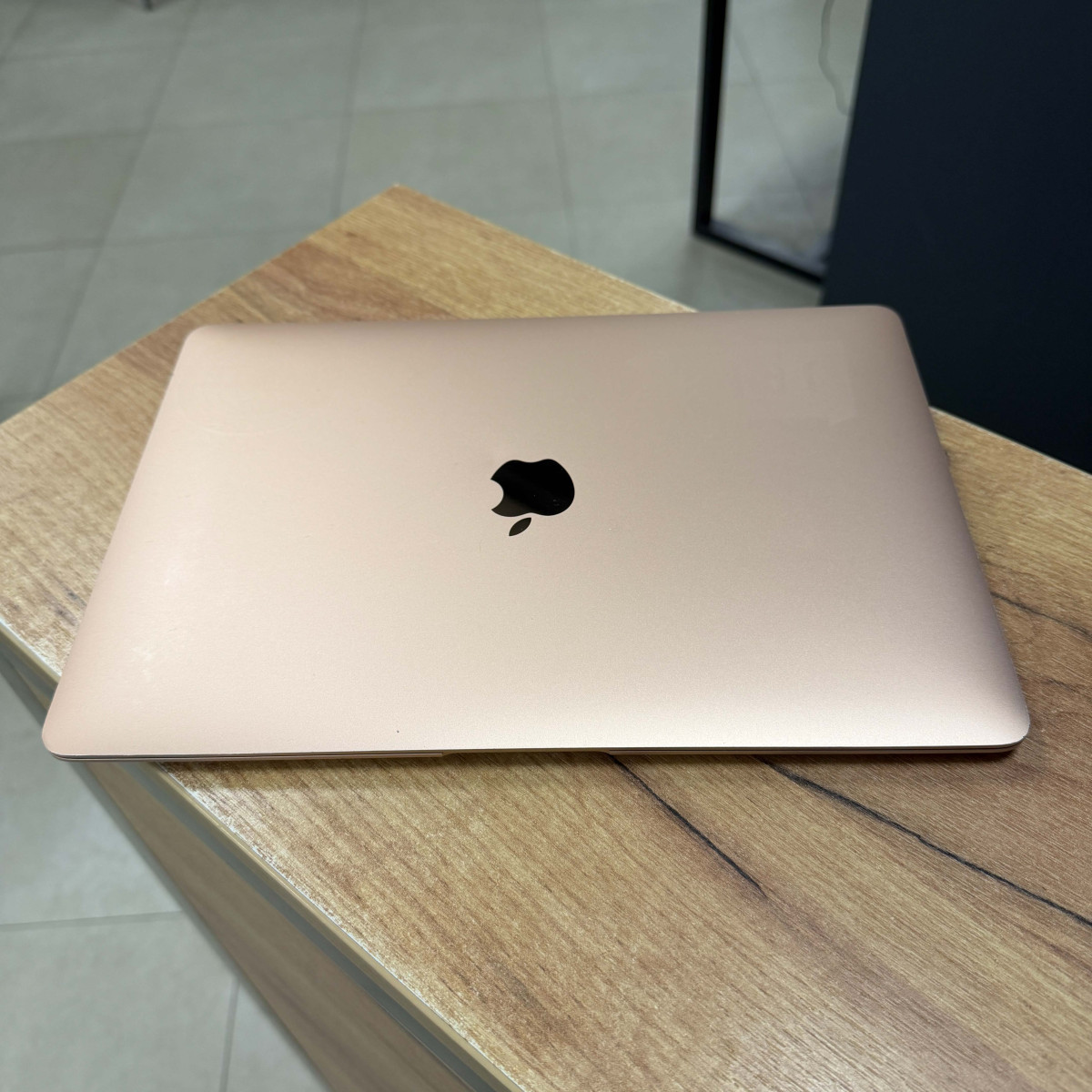 Ноутбук Apple A2179 MacBook Air (2020)/ 13.3" (2560x1600) Retina, IPS/ Intel Core i5 1030NG7 (4 ядра/ 8 поткоків)/ Intel Iris Plus/ 16 GB/ 256 GB SSD (Б\В)