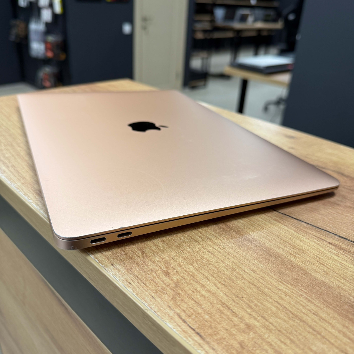 Ноутбук Apple A2179 MacBook Air (2020)/ 13.3" (2560x1600) Retina, IPS/ Intel Core i5 1030NG7 (4 ядра/ 8 поткоків)/ Intel Iris Plus/ 16 GB/ 256 GB SSD (Б\В)