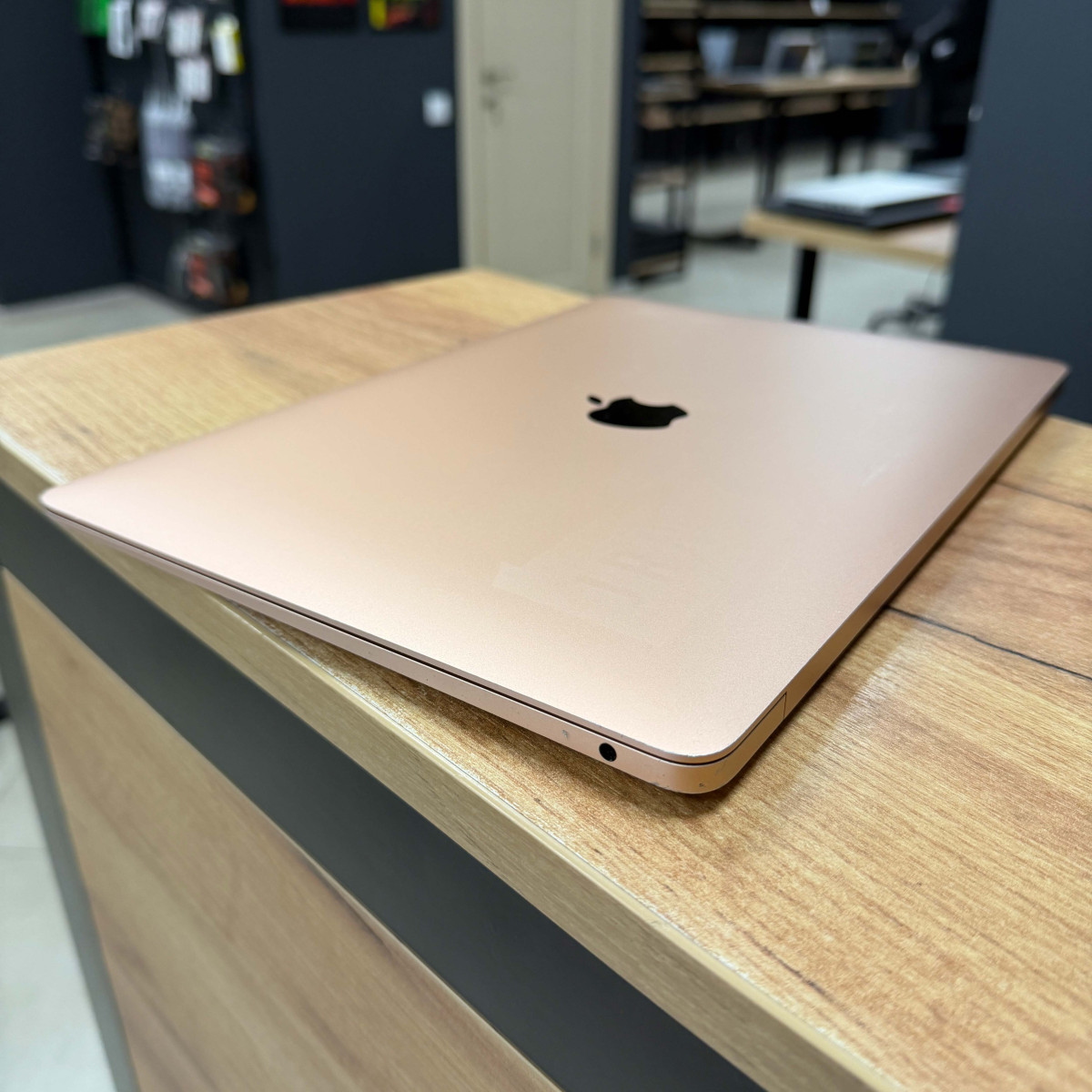 Ноутбук Apple A2179 MacBook Air (2020)/ 13.3" (2560x1600) Retina, IPS/ Intel Core i5 1030NG7 (4 ядра/ 8 поткоків)/ Intel Iris Plus/ 16 GB/ 256 GB SSD (Б\В)