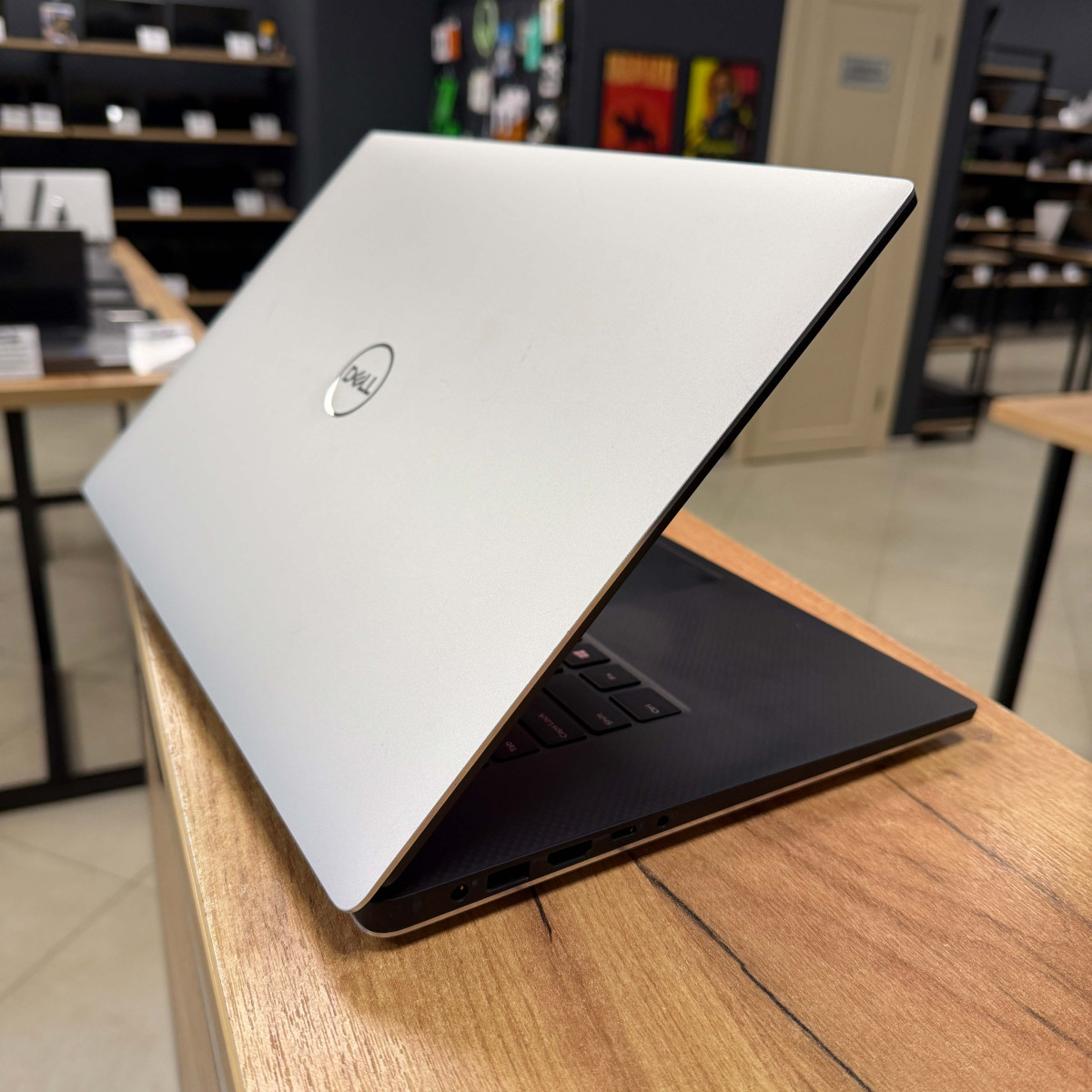 Ігровий ноутбук Dell XPS 15 7590/ 15.6" 4K (3840x2160), IPS сенсорний/ Intel Core i7 9750H (6 ядер/ 12 потоків)/ NVIDIA GeForce GTX 1650 (на 4 GB)/ 16 GB/ 256 GB NVME (Б/В)