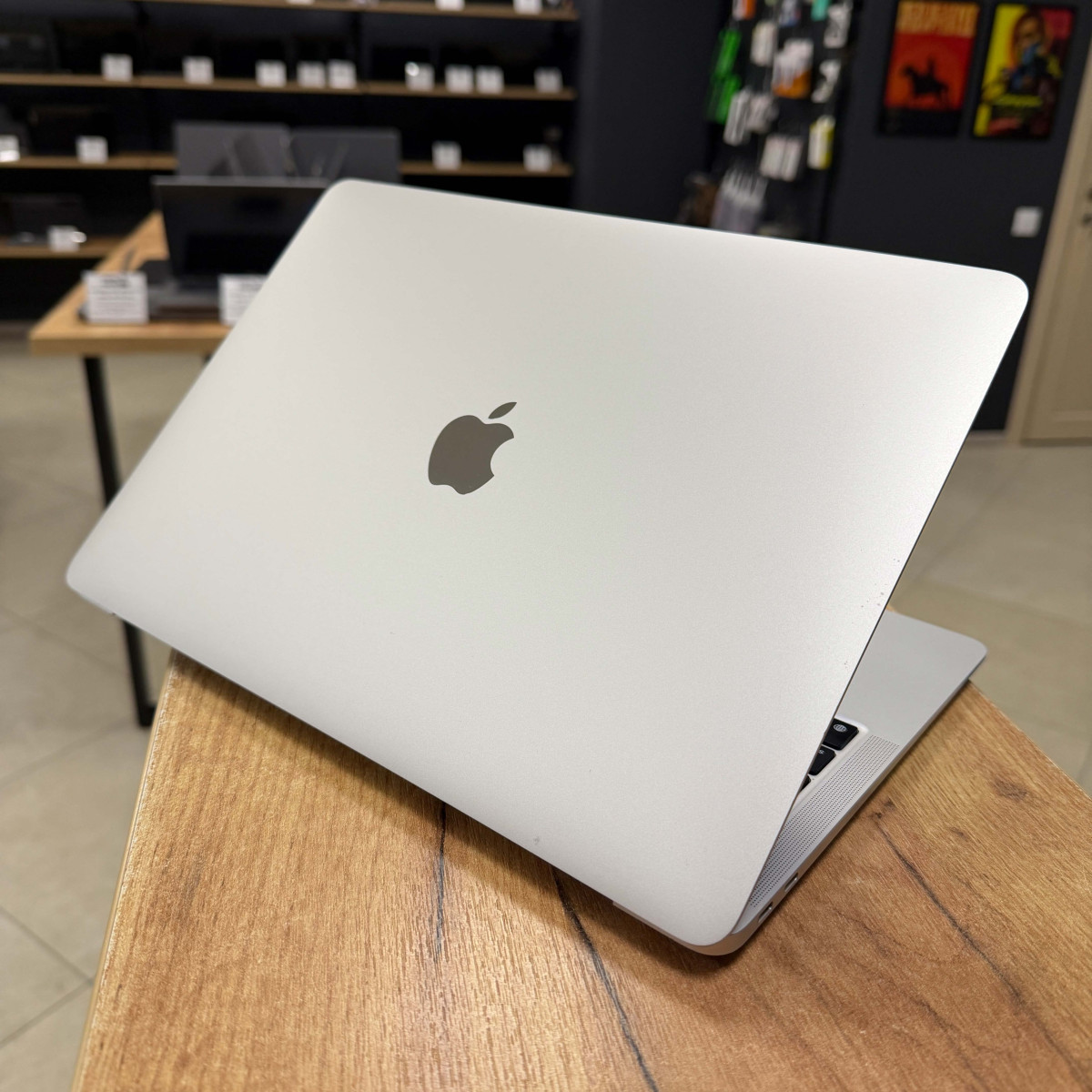 УЦІНКА! Ноутбук Apple A2337 MacBook Air (2020)/ 13.3" (2560×1600) Retina IPS/ Apple M1/ 16 GB/ 512 GB SSD (Б\В)