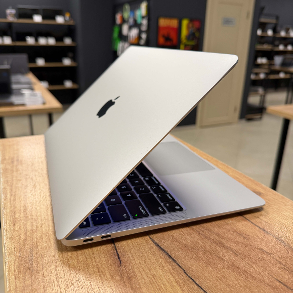 УЦІНКА! Ноутбук Apple A2337 MacBook Air (2020)/ 13.3" (2560×1600) Retina IPS/ Apple M1/ 16 GB/ 512 GB SSD (Б\В)