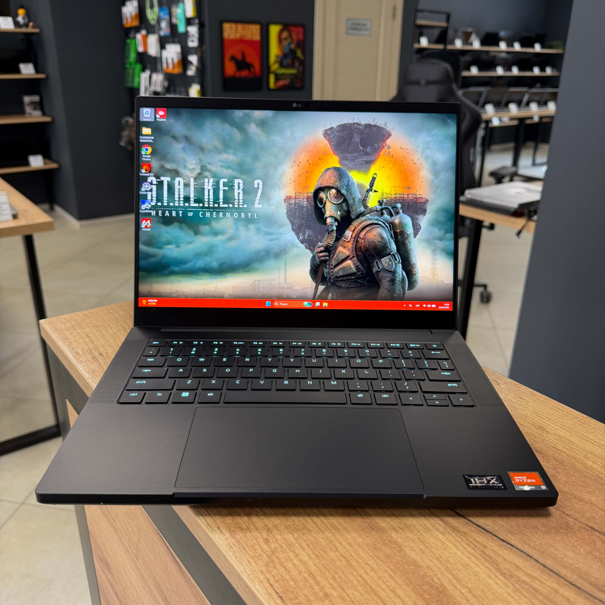Ігровий ноутбук Razer Blade 14 (RZ09-0482)/ 14" 2К (2560 х 1600), IPS 240 Гц 16:10/ AMD Ryzen 9 7940HS (8 ядер/ 16 потоків)/ NVIDIA GeForce RTX 4070 (на 8 GB)/ 16 GB DDR5/ 512 GB NVME (Б/В) 