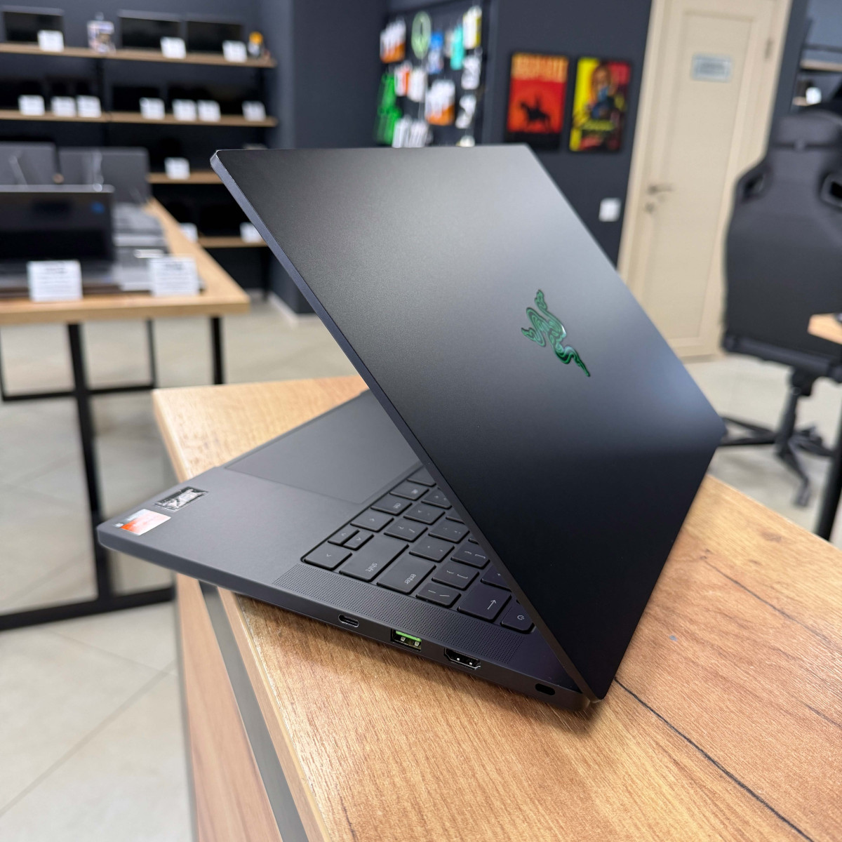 Ігровий ноутбук Razer Blade 14 (RZ09-0482)/ 14" 2К (2560 х 1600), IPS 240 Гц 16:10/ AMD Ryzen 9 7940HS (8 ядер/ 16 потоків)/ NVIDIA GeForce RTX 4070 (на 8 GB)/ 16 GB DDR5/ 512 GB NVME (Б/В) 