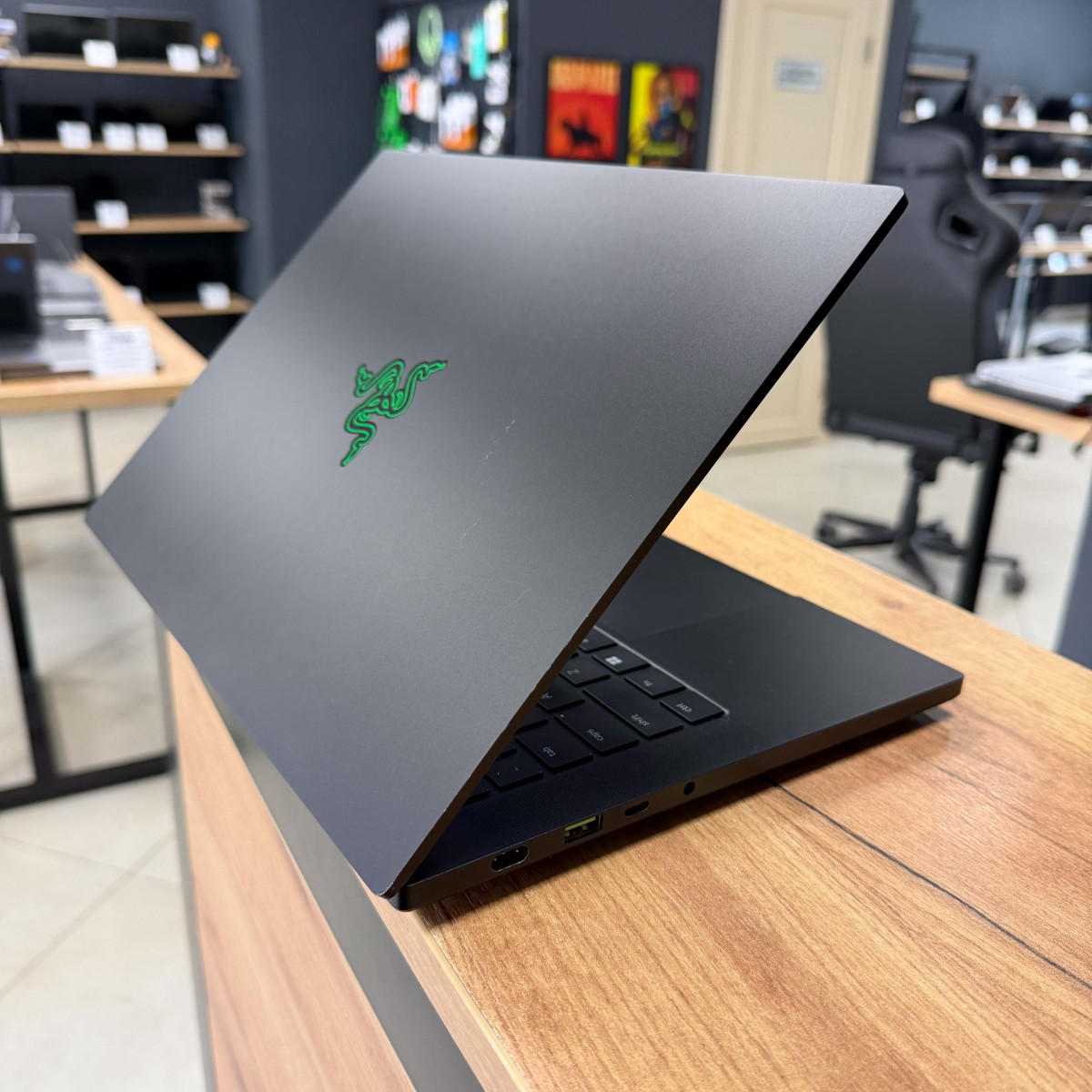 Ігровий ноутбук Razer Blade 14 (RZ09-0482)/ 14" 2К (2560 х 1600), IPS 240 Гц 16:10/ AMD Ryzen 9 7940HS (8 ядер/ 16 потоків)/ NVIDIA GeForce RTX 4070 (на 8 GB)/ 16 GB DDR5/ 512 GB NVME (Б/В) 