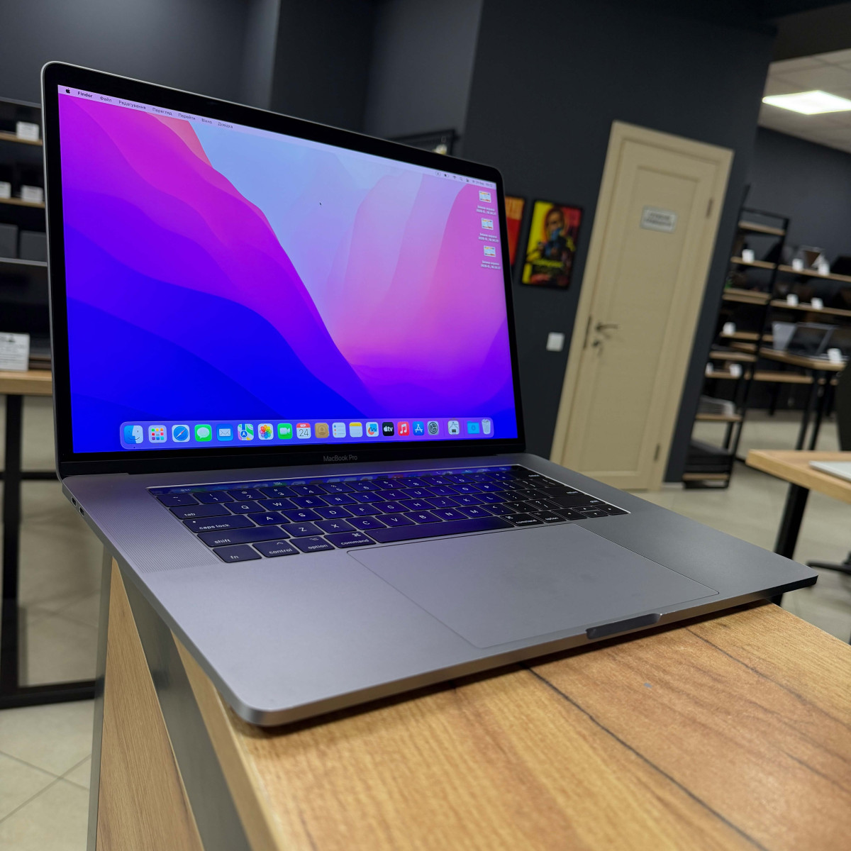 Ноутбук Apple MacBook Pro 15" A1707 (2017), Touch Bar/ 15.4” (2880×1800) Retina, IPS/ Intel Core i7 (4 ядра/ 8 потоків)/ AMD Radeon Pro 555 (на 2 GB)/ 16 GB/ 256 GB SSD (Б\В)