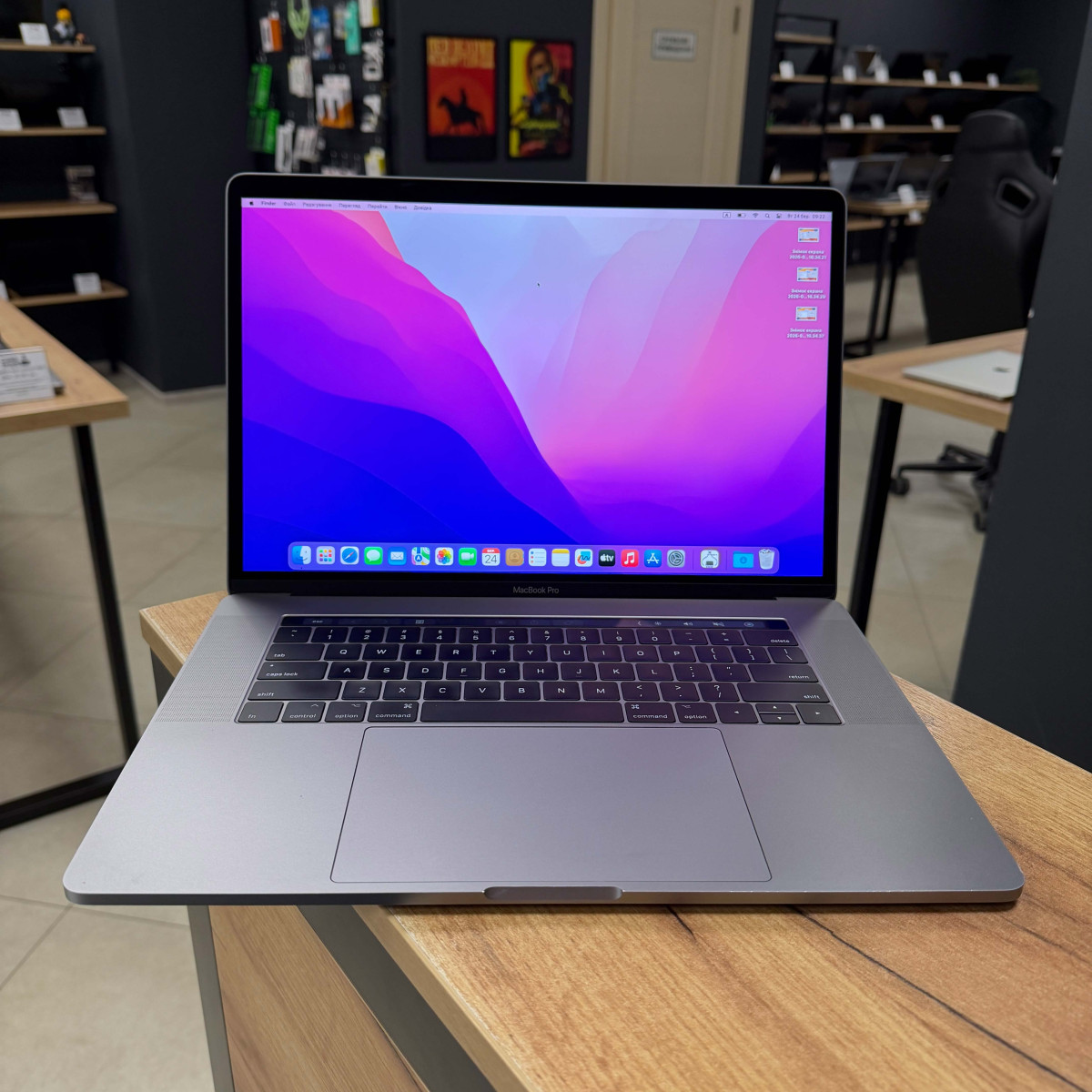 Ноутбук Apple MacBook Pro 15" A1707 (2017), Touch Bar/ 15.4” (2880×1800) Retina, IPS/ Intel Core i7 (4 ядра/ 8 потоків)/ AMD Radeon Pro 555 (на 2 GB)/ 16 GB/ 256 GB SSD (Б\В) Ноутбук Apple MacBook Pro 15" A1707 (2017), Touch Bar/ 15.4” (2880×1800) Retina, IPS/ Intel Core i7 (4 ядра/ 8 потоків)/ AMD Radeon Pro 555 (на 2 GB)/ 16 GB/ 256 GB SSD (Б\В)